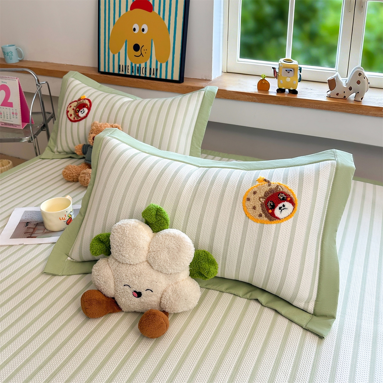 91家纺网 家纺一手货源 找家纺 雯豆家纺 2026新款PE中分子毛巾绣凉席三件套平铺席子卡通绣花条席 发财小马-绿