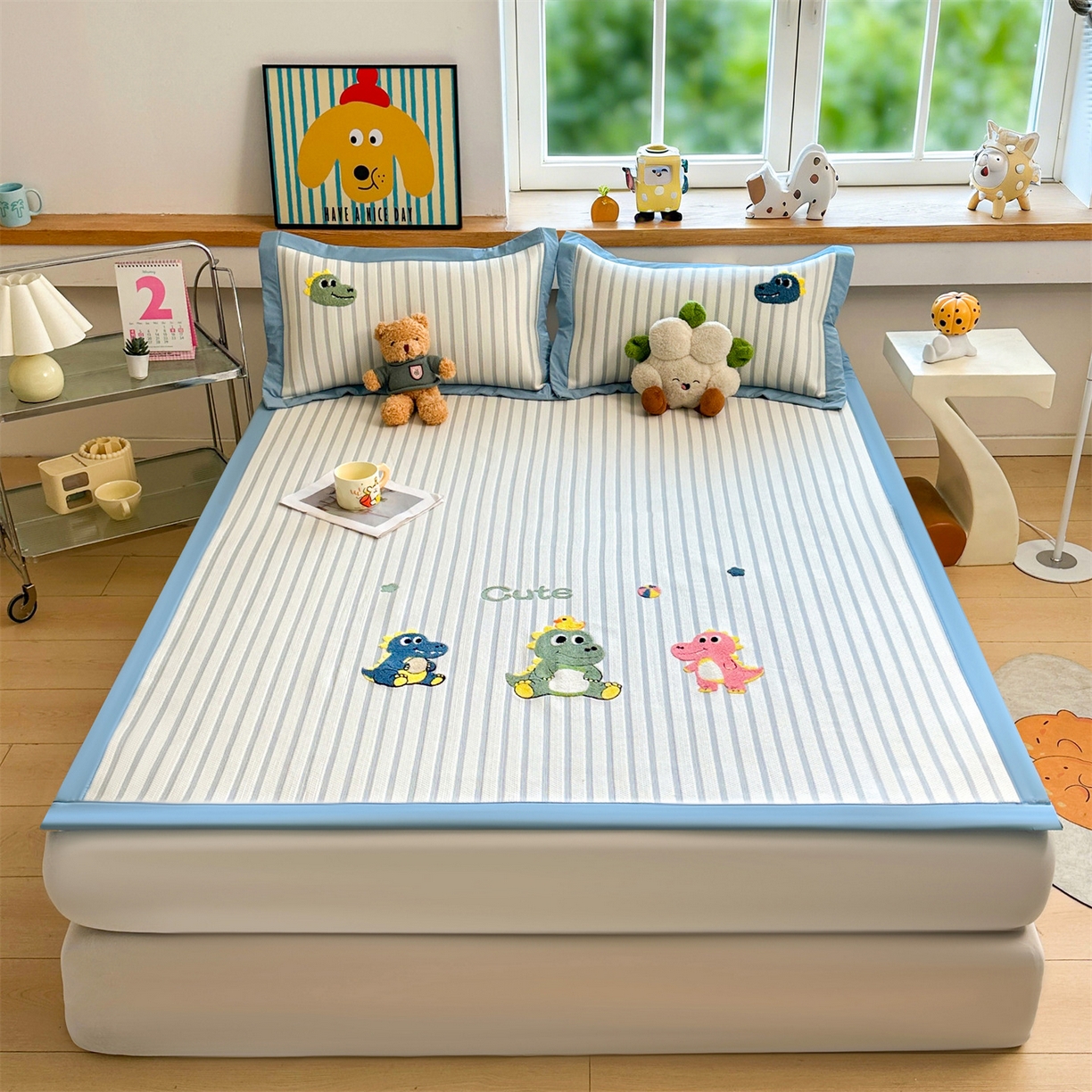 91家纺网 家纺一手货源 找家纺 雯豆家纺 2026新款PE中分子毛巾绣凉席三件套平铺席子卡通绣花条席 恐龙鸭-蓝