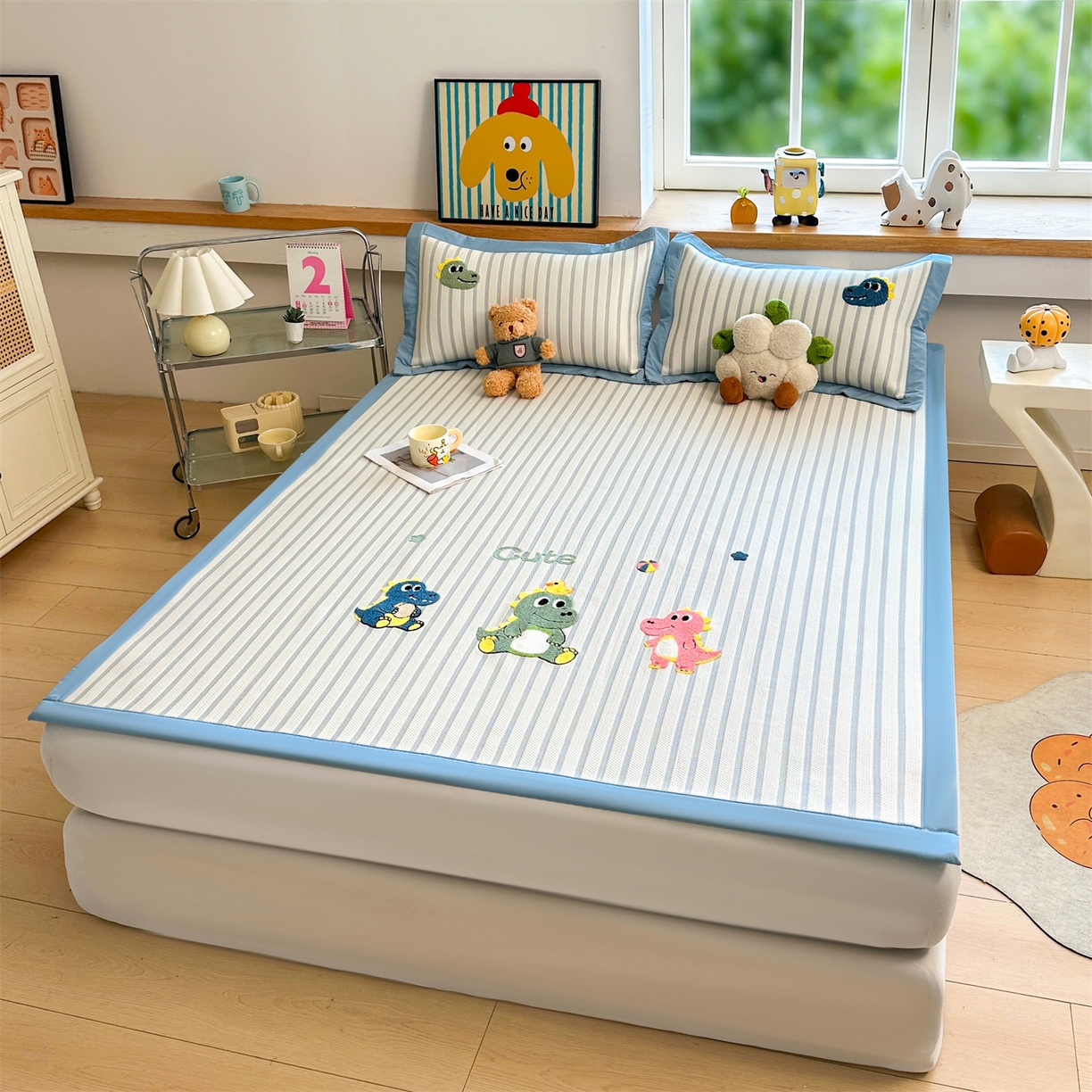 91家纺网 家纺一手货源 找家纺 雯豆家纺 2026新款PE中分子毛巾绣凉席三件套平铺席子卡通绣花条席 恐龙鸭-蓝