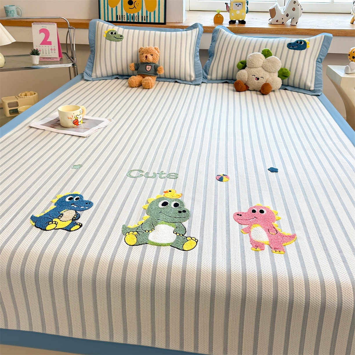 91家纺网 家纺一手货源 找家纺 雯豆家纺 2026新款PE中分子毛巾绣凉席三件套平铺席子卡通绣花条席 恐龙鸭-蓝