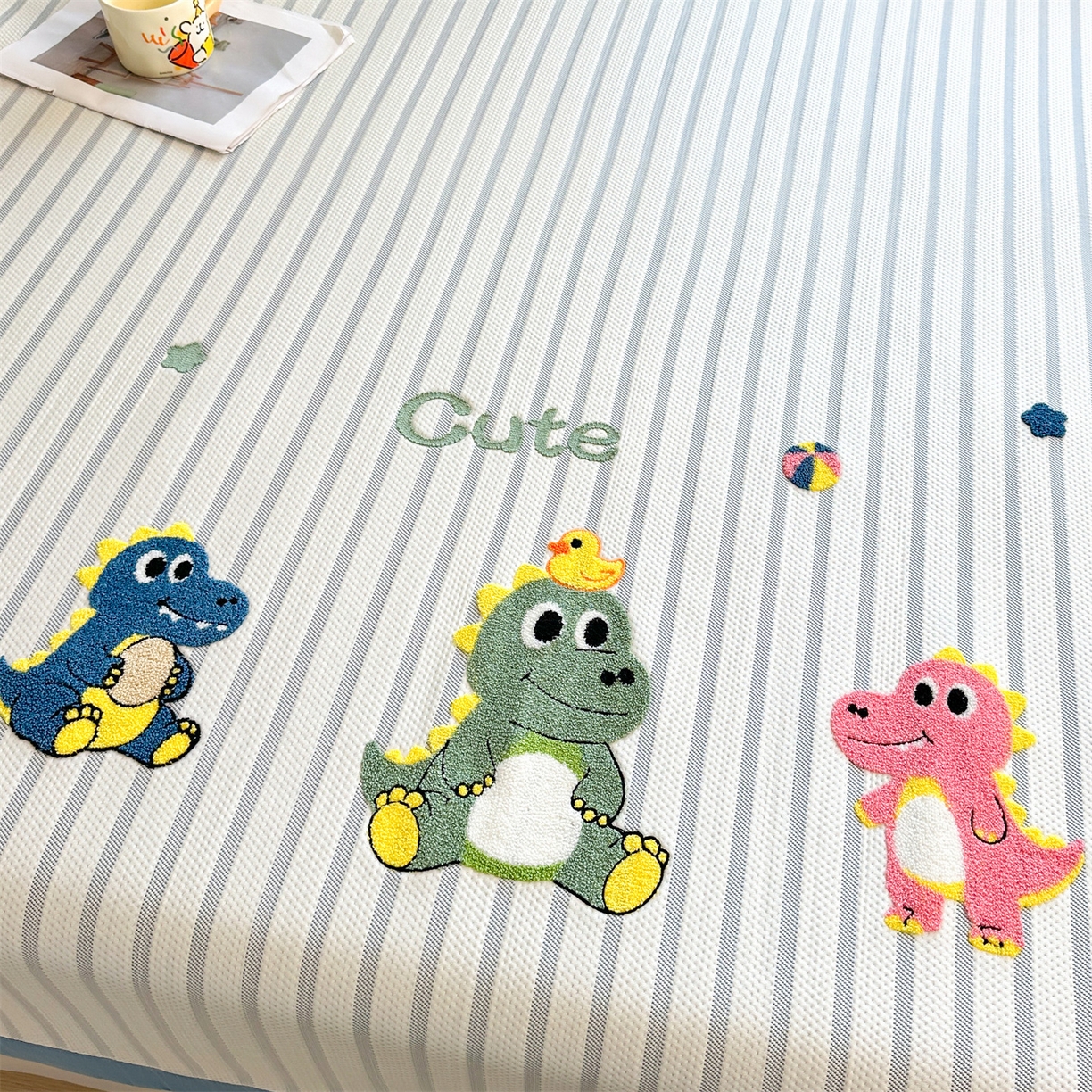 91家纺网 家纺一手货源 找家纺 雯豆家纺 2026新款PE中分子毛巾绣凉席三件套平铺席子卡通绣花条席 恐龙鸭-蓝