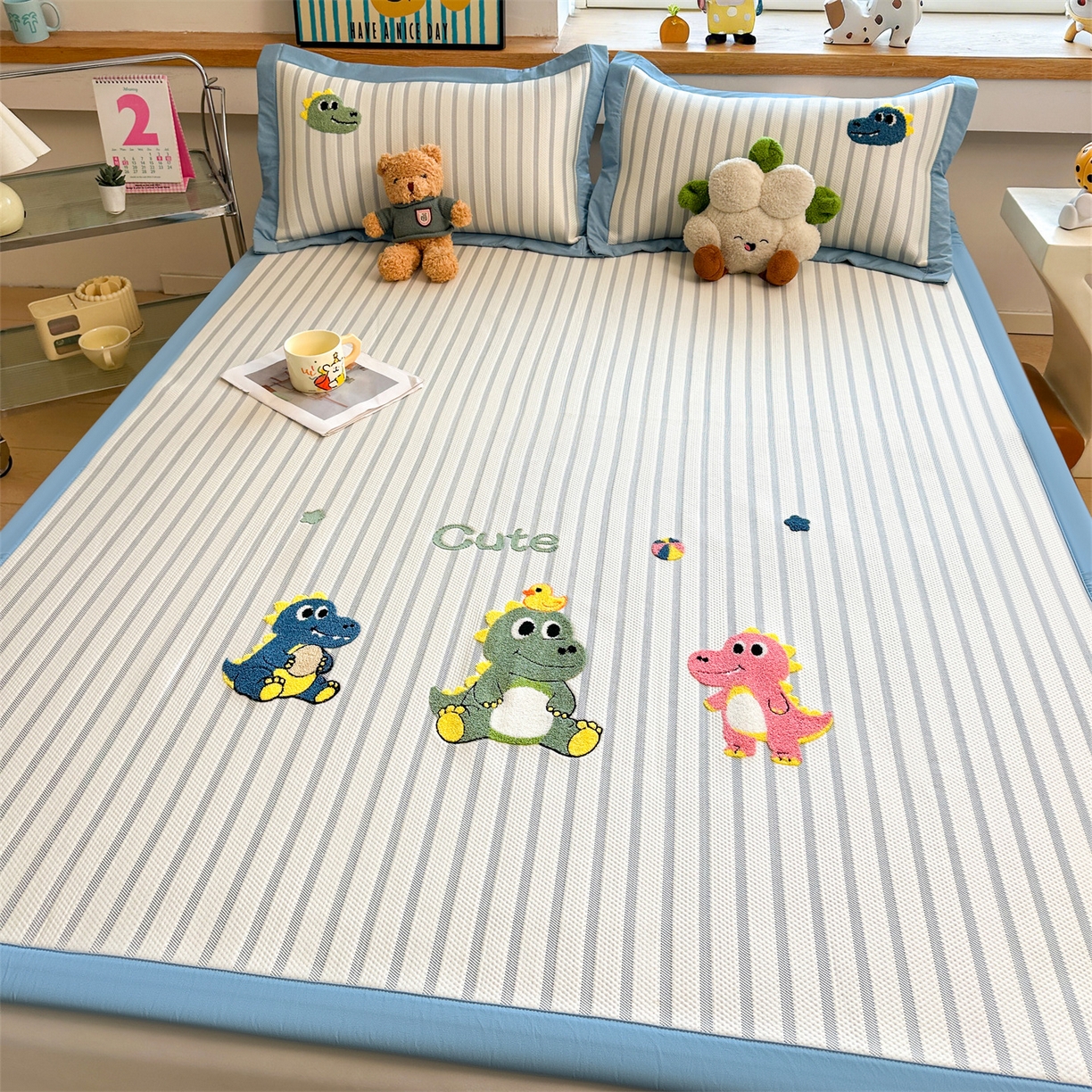 91家纺网 家纺一手货源 找家纺 雯豆家纺 2026新款PE中分子毛巾绣凉席三件套平铺席子卡通绣花条席 恐龙鸭-蓝