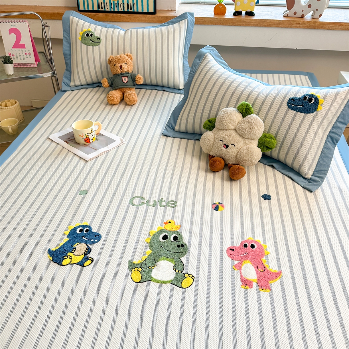 91家纺网 家纺一手货源 找家纺 雯豆家纺 2026新款PE中分子毛巾绣凉席三件套平铺席子卡通绣花条席 恐龙鸭-蓝