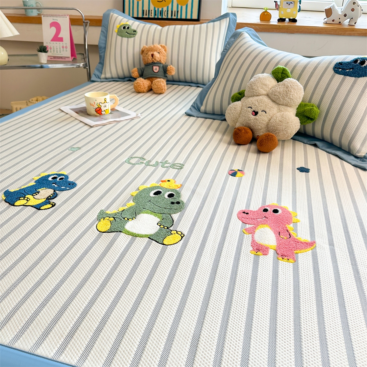 91家纺网 家纺一手货源 找家纺 雯豆家纺 2026新款PE中分子毛巾绣凉席三件套平铺席子卡通绣花条席 恐龙鸭-蓝