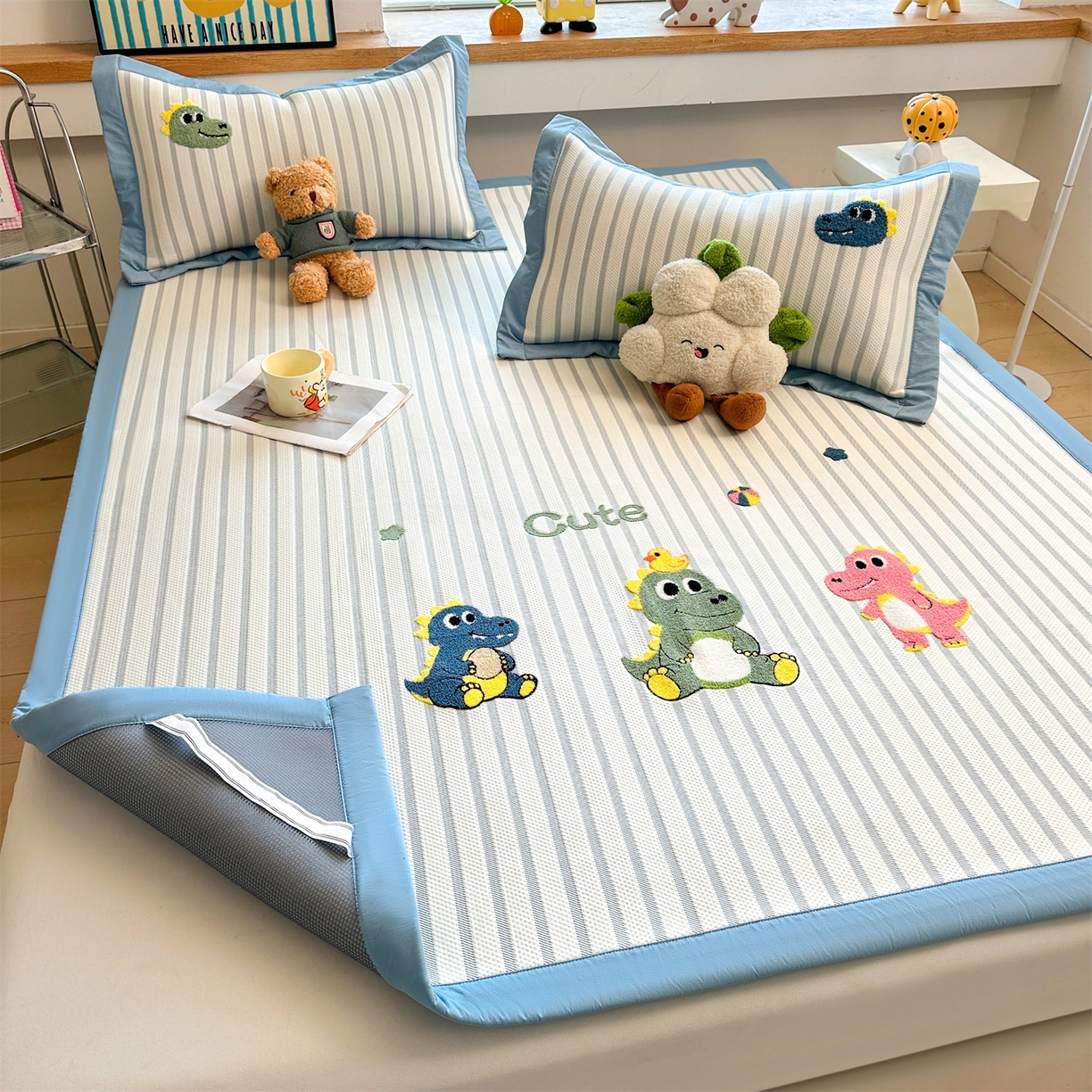 91家纺网 家纺一手货源 找家纺 雯豆家纺 2026新款PE中分子毛巾绣凉席三件套平铺席子卡通绣花条席 恐龙鸭-蓝