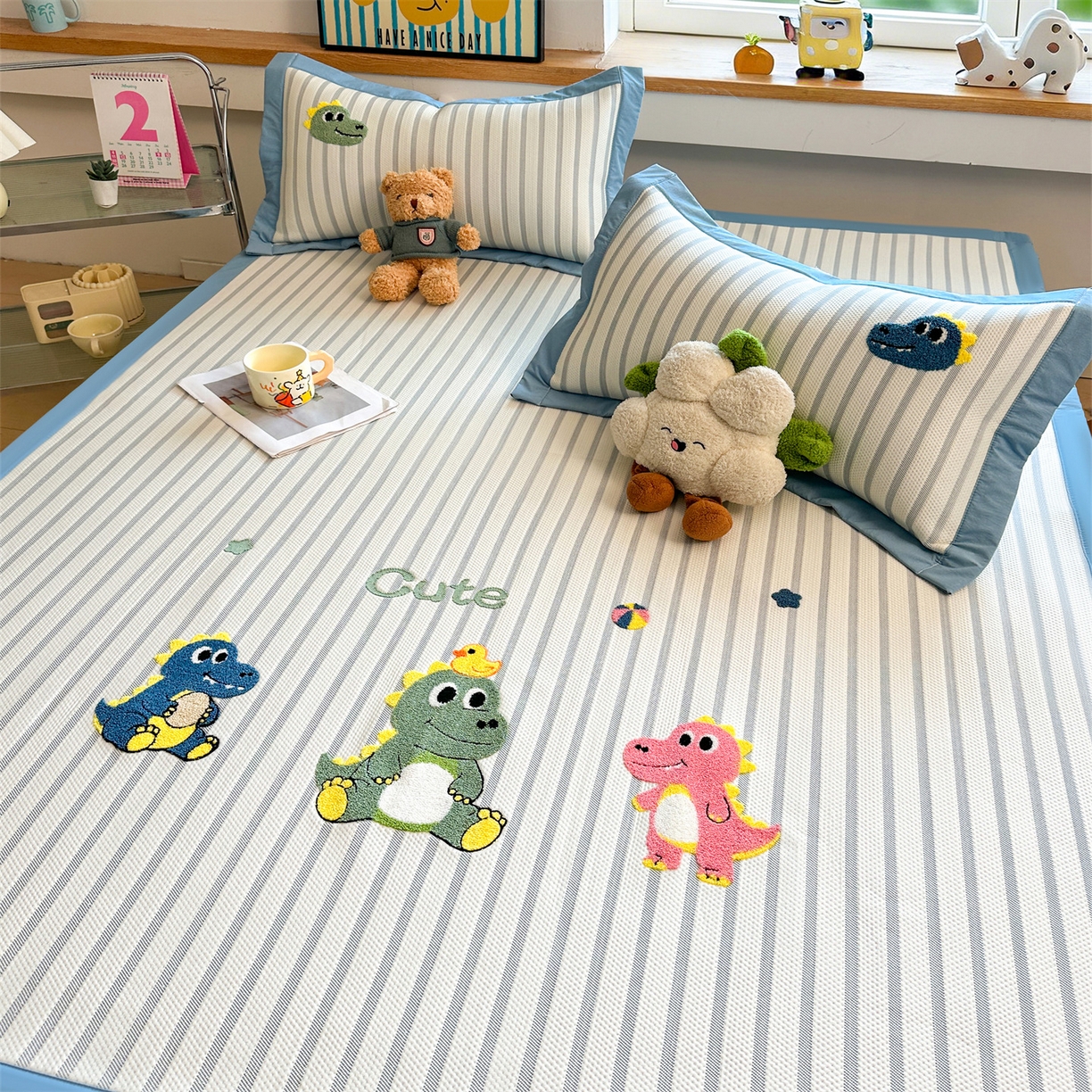 91家纺网 家纺一手货源 找家纺 雯豆家纺 2026新款PE中分子毛巾绣凉席三件套平铺席子卡通绣花条席 恐龙鸭-蓝