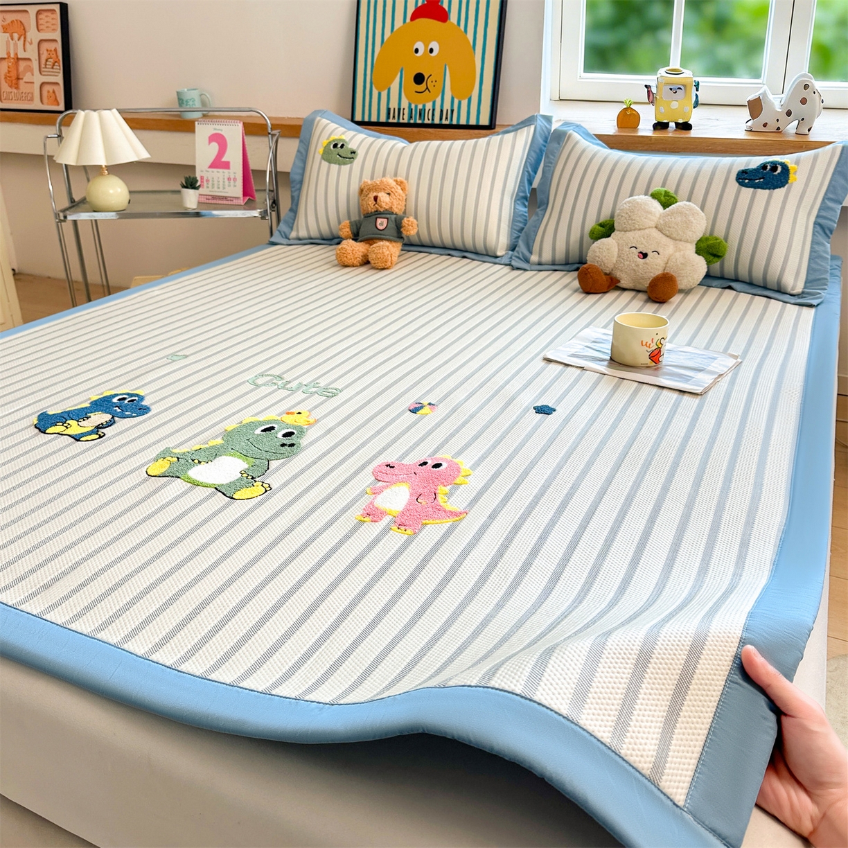 91家纺网 家纺一手货源 找家纺 雯豆家纺 2026新款PE中分子毛巾绣凉席三件套平铺席子卡通绣花条席 恐龙鸭-蓝