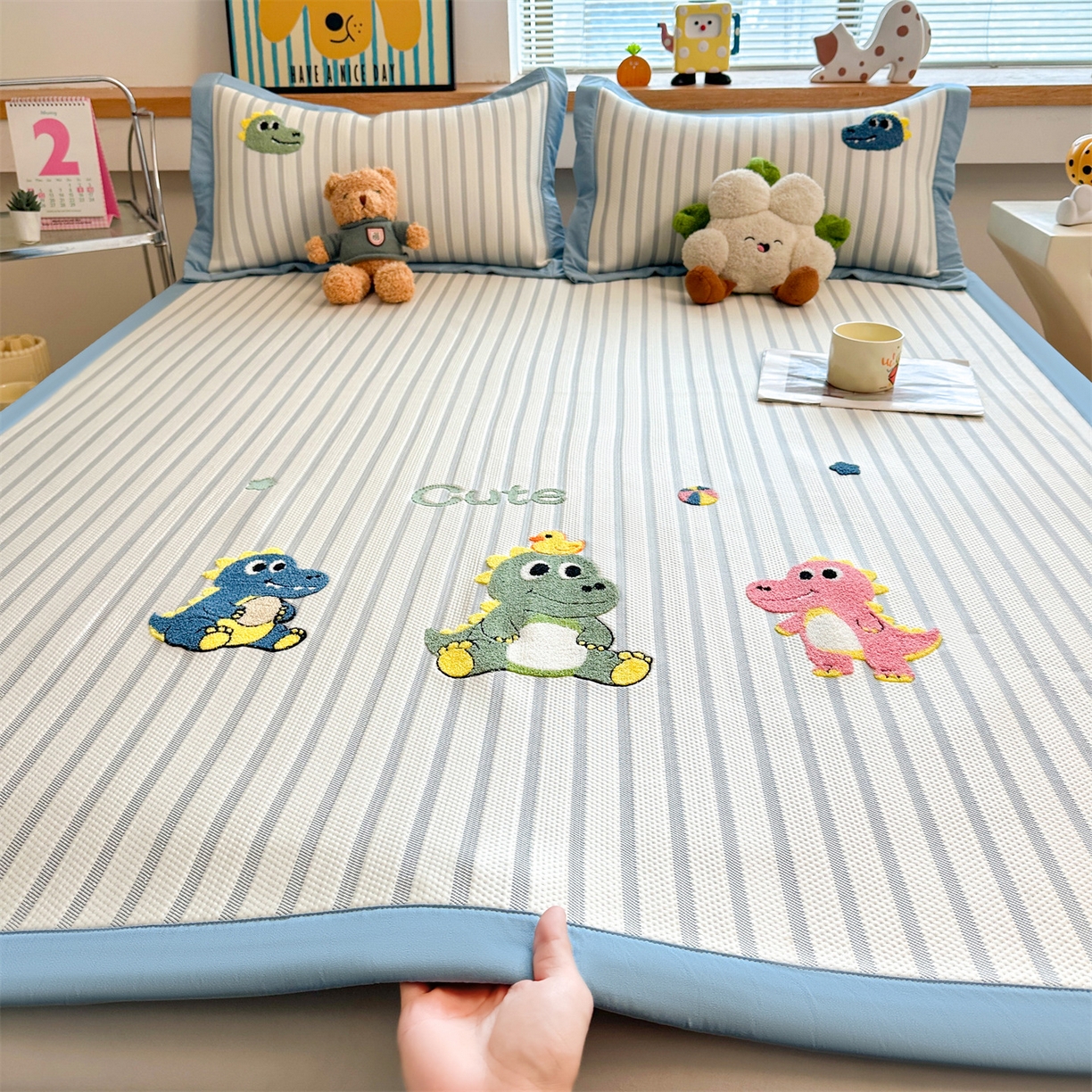 91家纺网 家纺一手货源 找家纺 雯豆家纺 2026新款PE中分子毛巾绣凉席三件套平铺席子卡通绣花条席 恐龙鸭-蓝