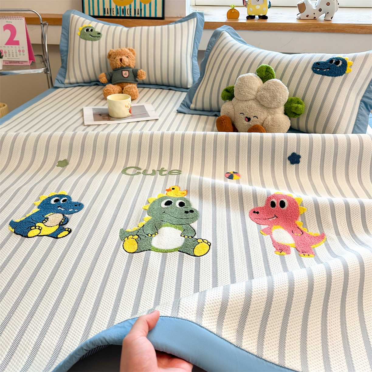 91家纺网 家纺一手货源 找家纺 雯豆家纺 2026新款PE中分子毛巾绣凉席三件套平铺席子卡通绣花条席 恐龙鸭-蓝