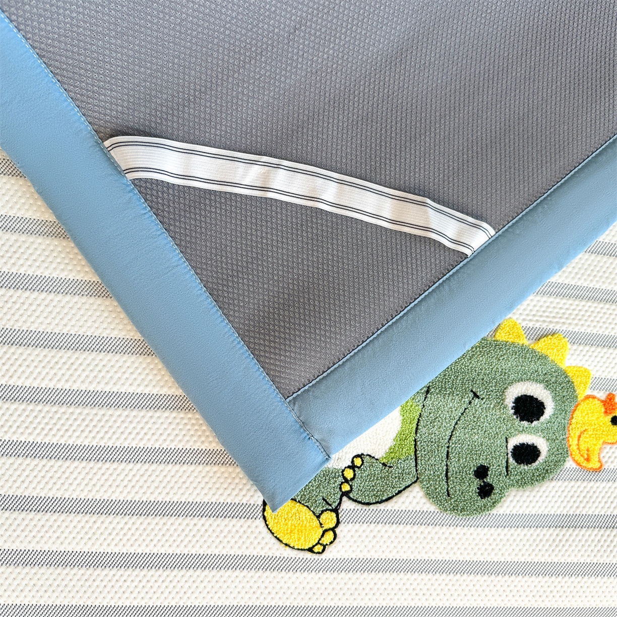 91家纺网 家纺一手货源 找家纺 雯豆家纺 2026新款PE中分子毛巾绣凉席三件套平铺席子卡通绣花条席 恐龙鸭-蓝