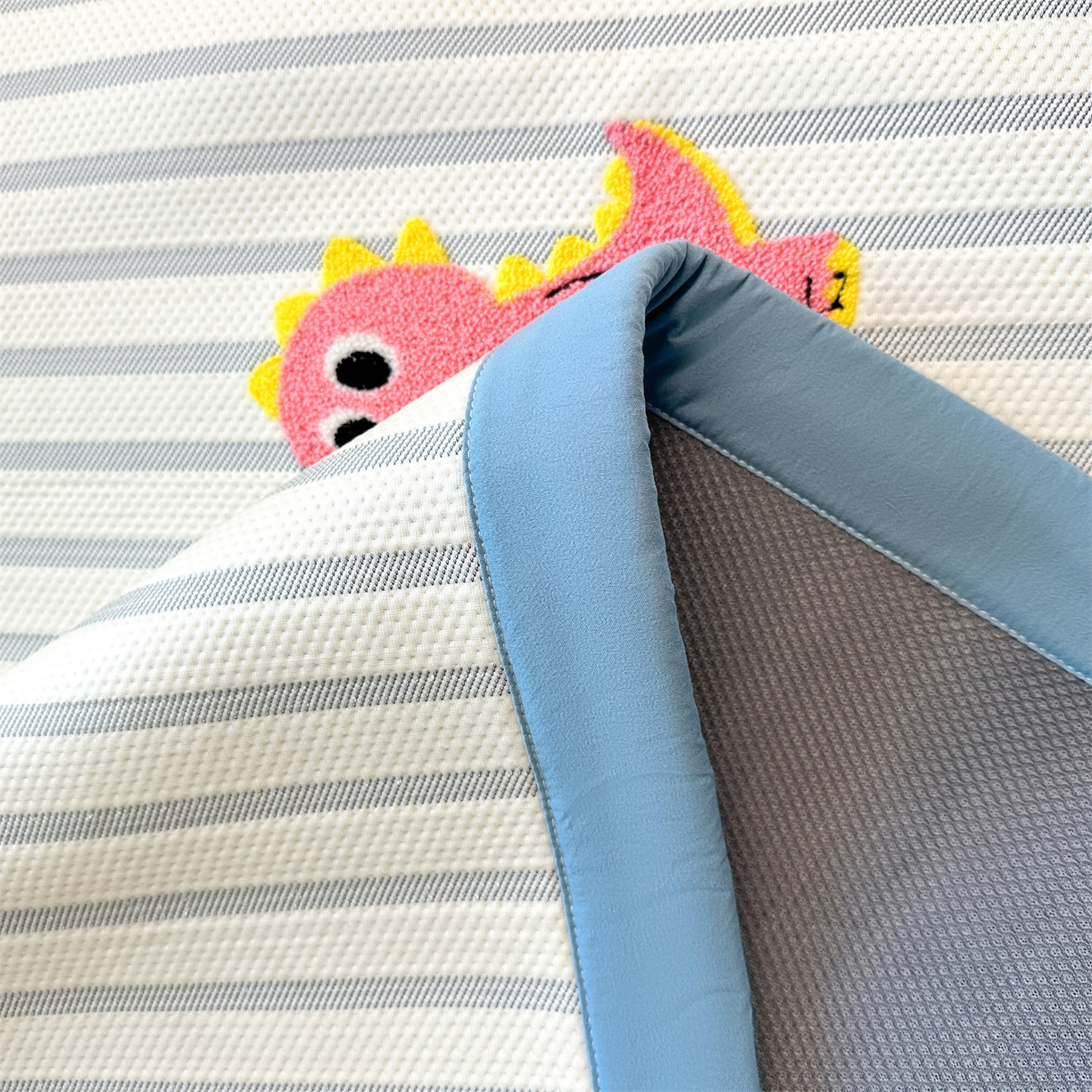 91家纺网 家纺一手货源 找家纺 雯豆家纺 2026新款PE中分子毛巾绣凉席三件套平铺席子卡通绣花条席 恐龙鸭-蓝