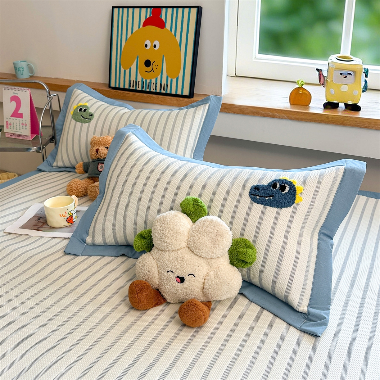 91家纺网 家纺一手货源 找家纺 雯豆家纺 2026新款PE中分子毛巾绣凉席三件套平铺席子卡通绣花条席 恐龙鸭-蓝