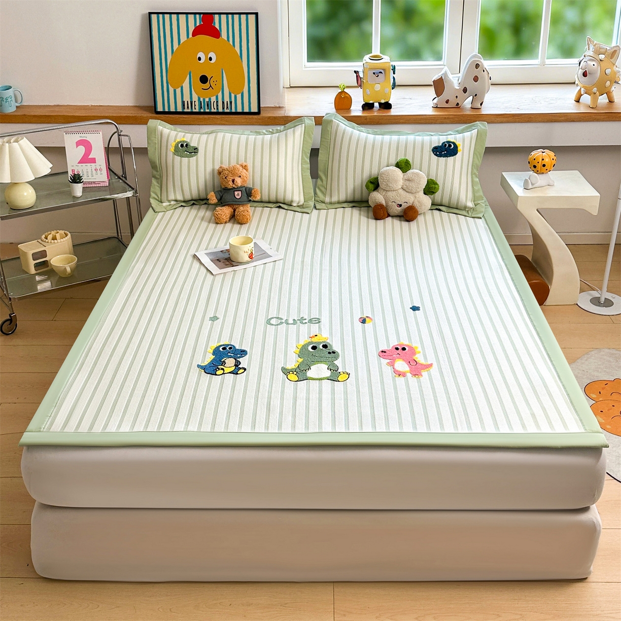 91家纺网 家纺一手货源 找家纺 雯豆家纺 2026新款PE中分子毛巾绣凉席三件套平铺席子卡通绣花条席 恐龙鸭-绿