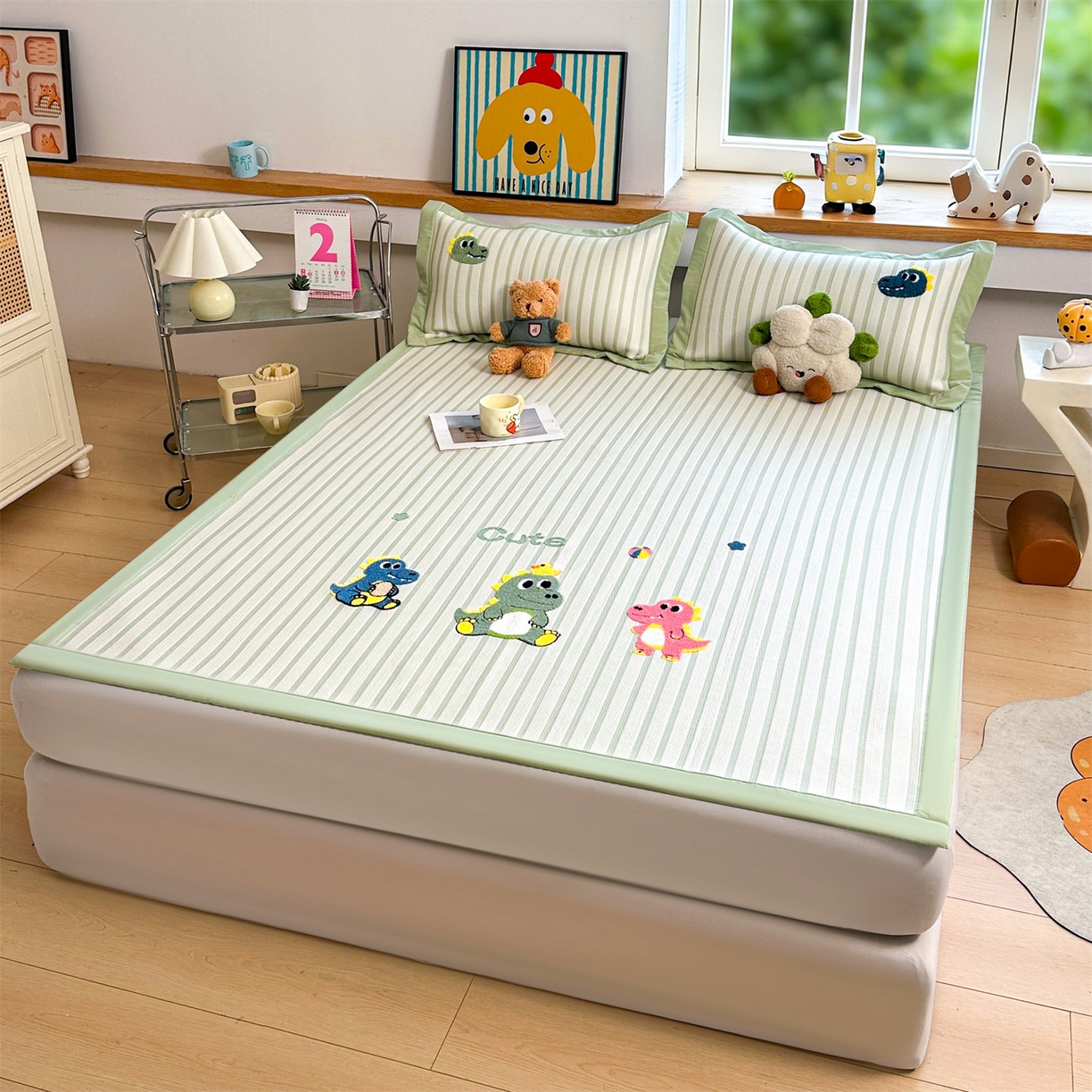 91家纺网 家纺一手货源 找家纺 雯豆家纺 2026新款PE中分子毛巾绣凉席三件套平铺席子卡通绣花条席 恐龙鸭-绿