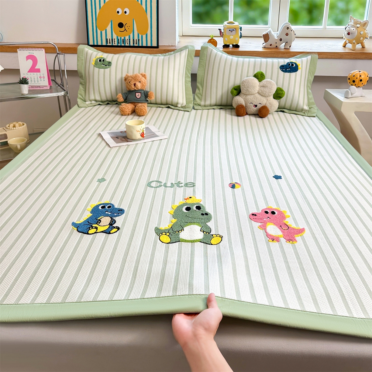 91家纺网 家纺一手货源 找家纺 雯豆家纺 2026新款PE中分子毛巾绣凉席三件套平铺席子卡通绣花条席 恐龙鸭-绿