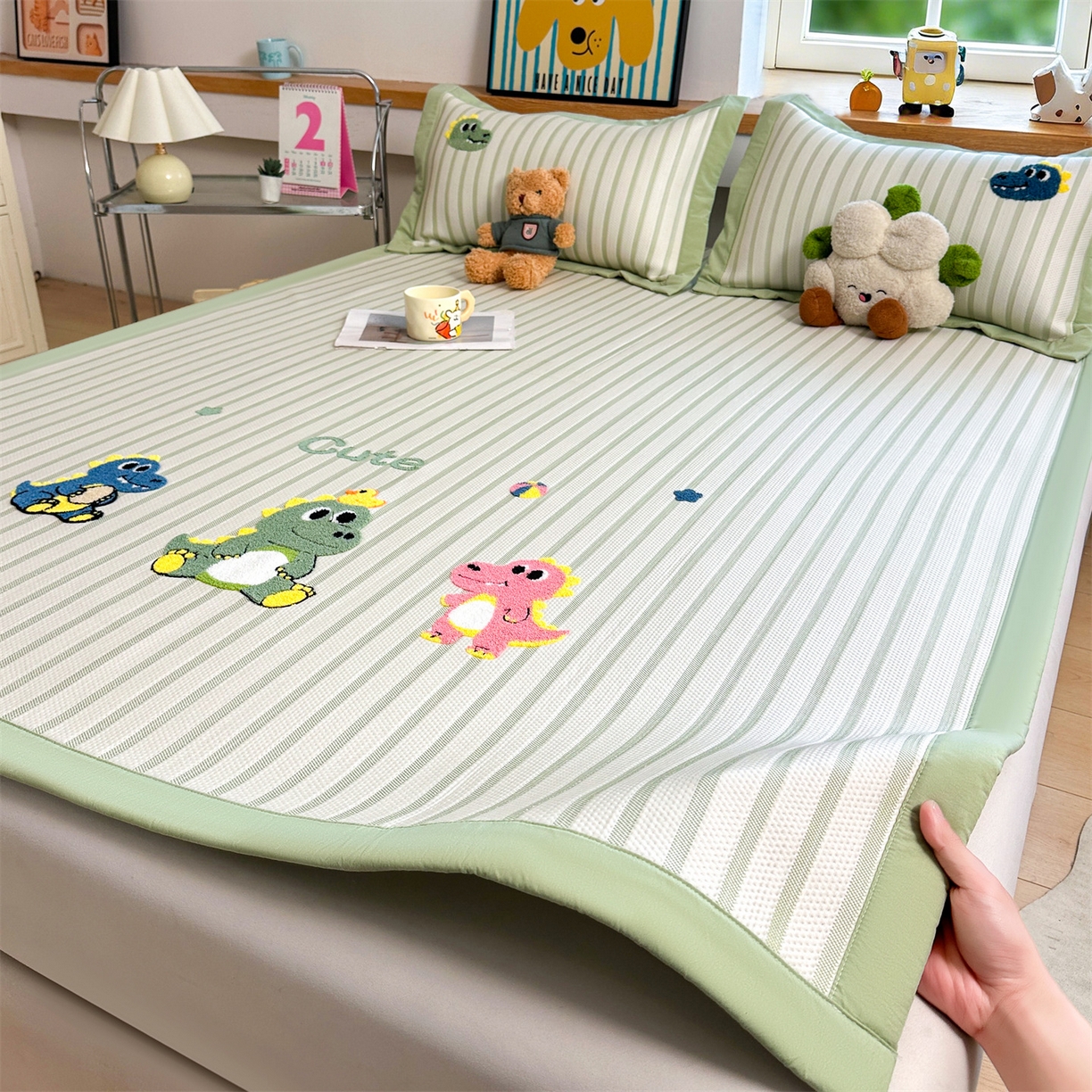91家纺网 家纺一手货源 找家纺 雯豆家纺 2026新款PE中分子毛巾绣凉席三件套平铺席子卡通绣花条席 恐龙鸭-绿