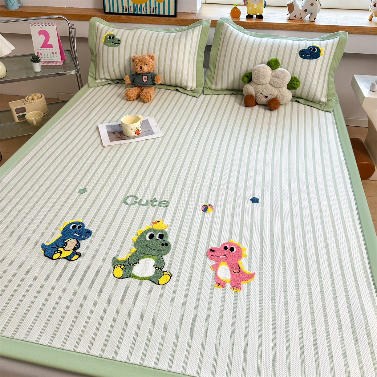 91家纺网 家纺一手货源 找家纺 雯豆家纺 2026新款PE中分子毛巾绣凉席三件套平铺席子卡通绣花条席 恐龙鸭-绿