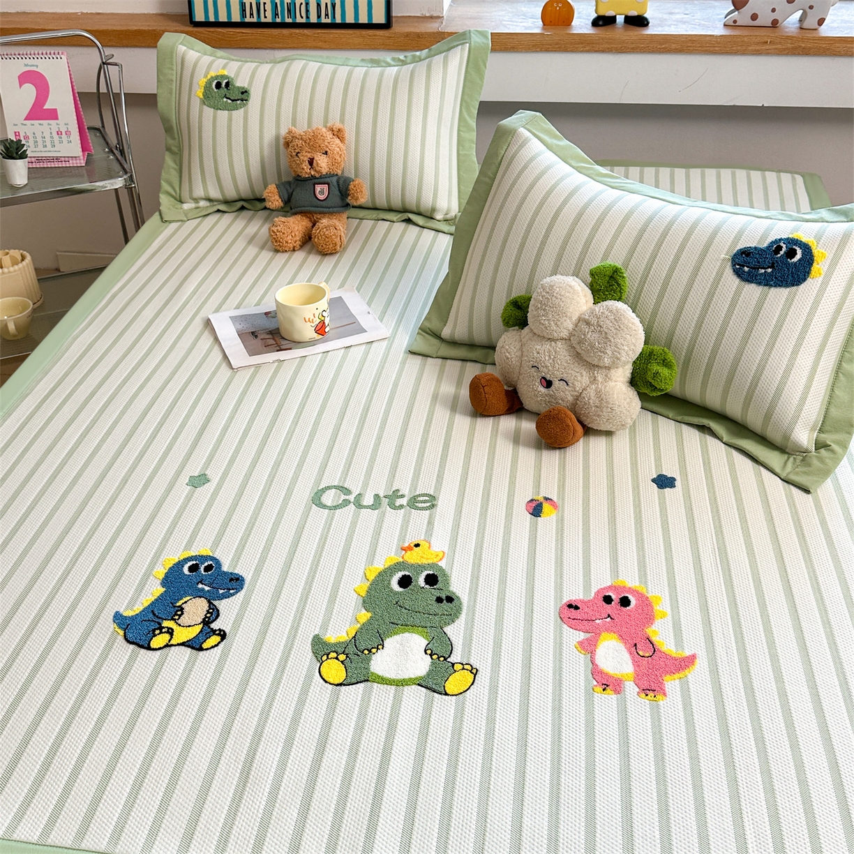 91家纺网 家纺一手货源 找家纺 雯豆家纺 2026新款PE中分子毛巾绣凉席三件套平铺席子卡通绣花条席 恐龙鸭-绿