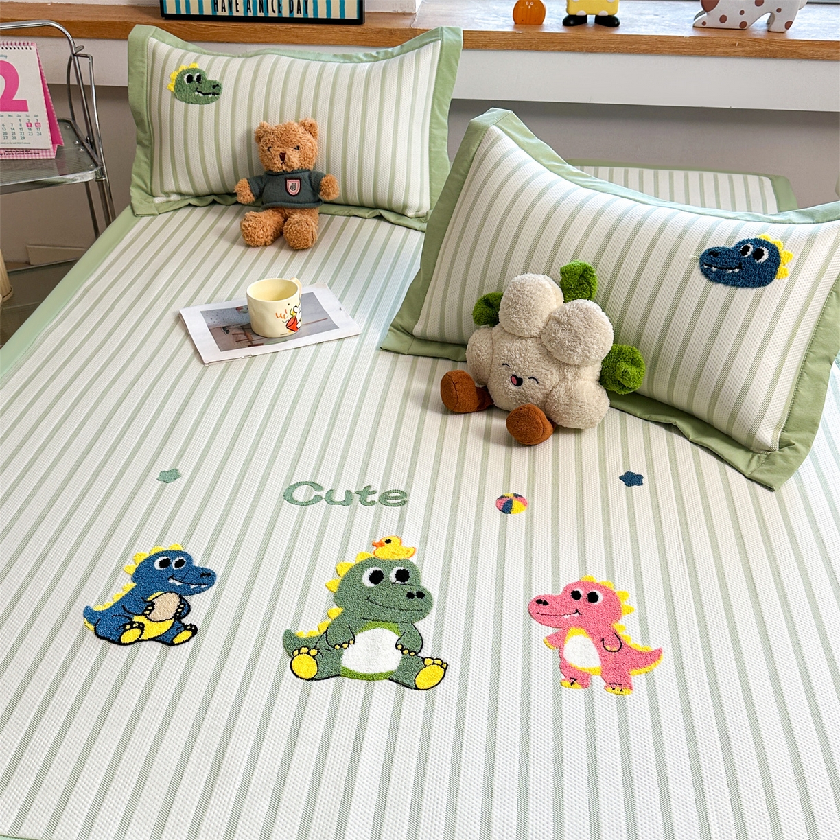 91家纺网 家纺一手货源 找家纺 雯豆家纺 2026新款PE中分子毛巾绣凉席三件套平铺席子卡通绣花条席 恐龙鸭-绿