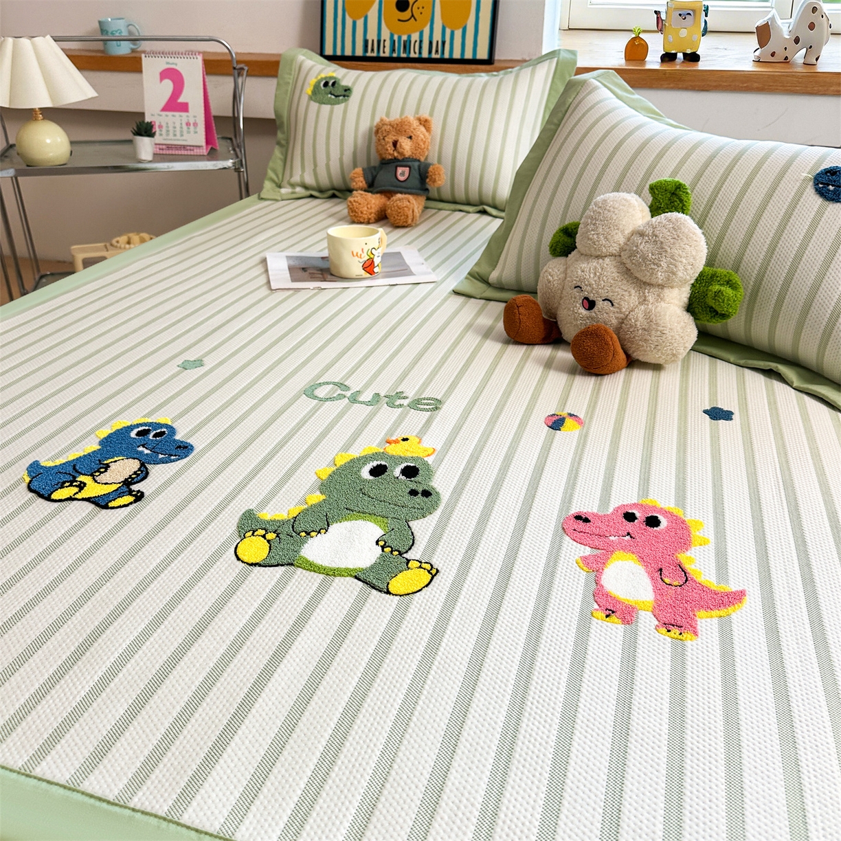 91家纺网 家纺一手货源 找家纺 雯豆家纺 2026新款PE中分子毛巾绣凉席三件套平铺席子卡通绣花条席 恐龙鸭-绿