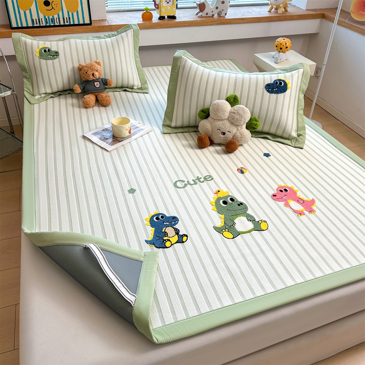 91家纺网 家纺一手货源 找家纺 雯豆家纺 2026新款PE中分子毛巾绣凉席三件套平铺席子卡通绣花条席 恐龙鸭-绿