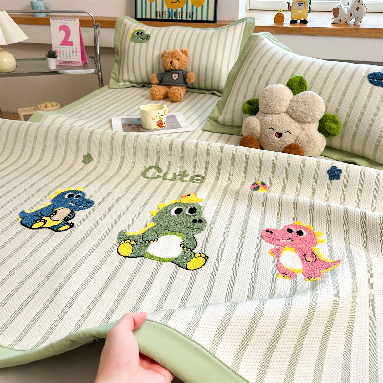 91家纺网 家纺一手货源 找家纺 雯豆家纺 2026新款PE中分子毛巾绣凉席三件套平铺席子卡通绣花条席 恐龙鸭-绿
