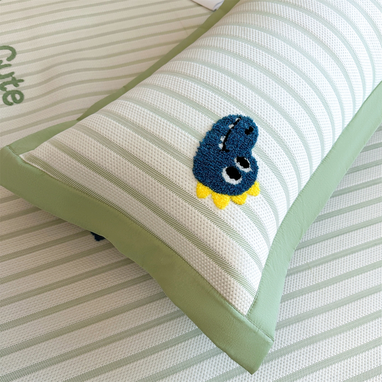 91家纺网 家纺一手货源 找家纺 雯豆家纺 2026新款PE中分子毛巾绣凉席三件套平铺席子卡通绣花条席 恐龙鸭-绿