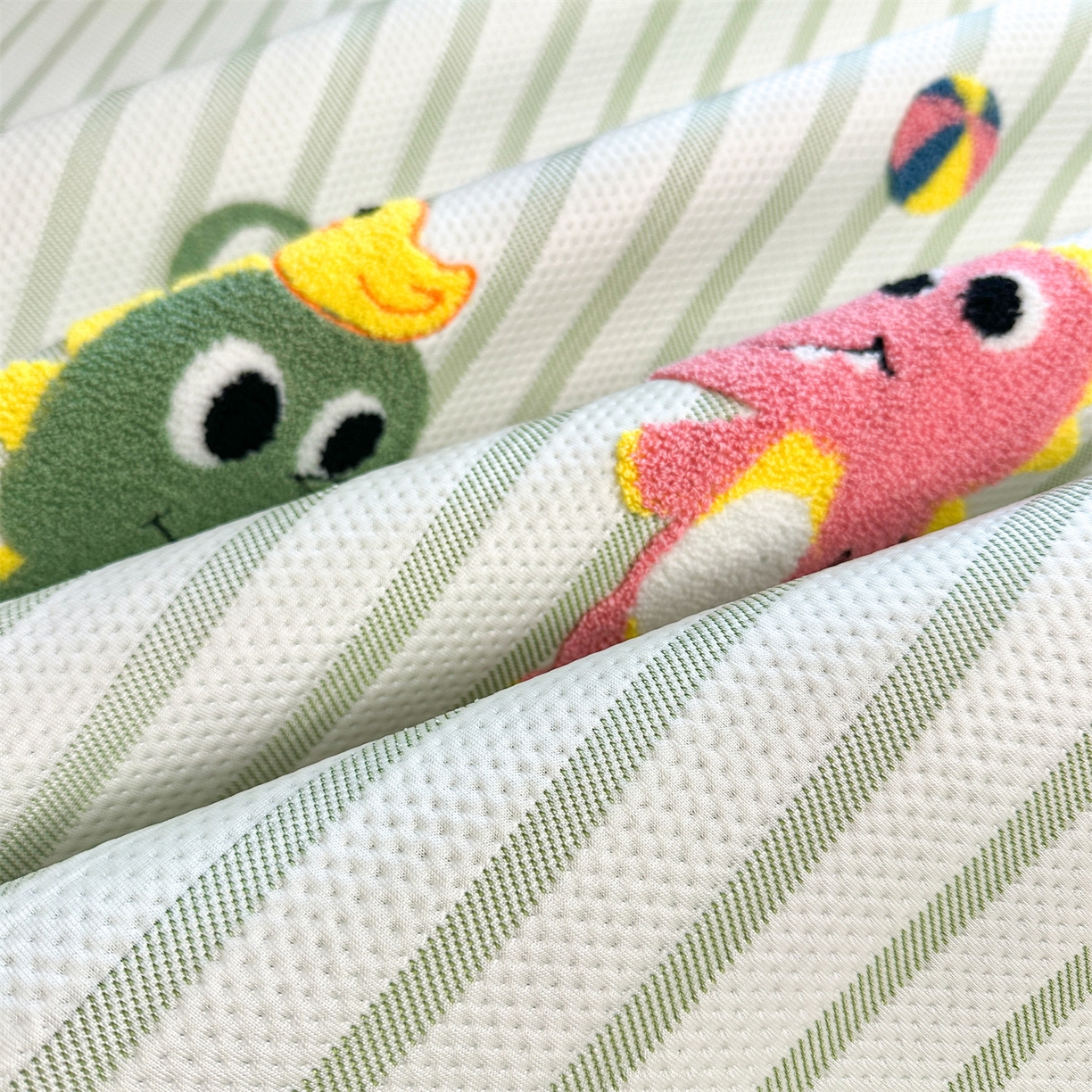 91家纺网 家纺一手货源 找家纺 雯豆家纺 2026新款PE中分子毛巾绣凉席三件套平铺席子卡通绣花条席 恐龙鸭-绿