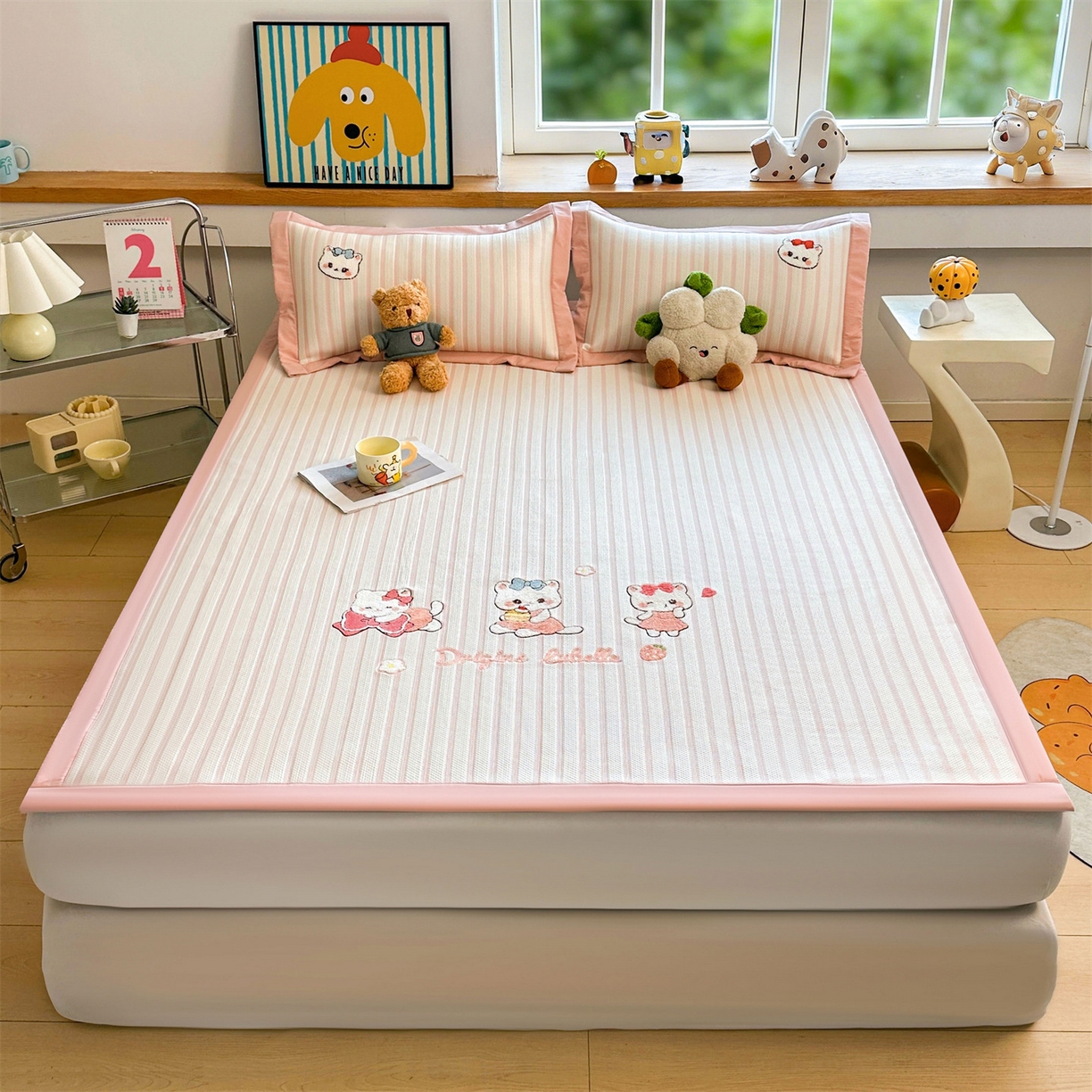 91家纺网 家纺一手货源 找家纺 雯豆家纺 2026新款PE中分子毛巾绣凉席三件套平铺席子卡通绣花条席 软糖小KT-粉