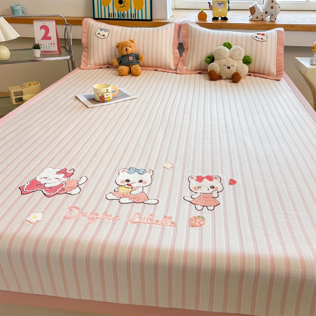 91家纺网 家纺一手货源 找家纺 雯豆家纺 2026新款PE中分子毛巾绣凉席三件套平铺席子卡通绣花条席 软糖小KT-粉