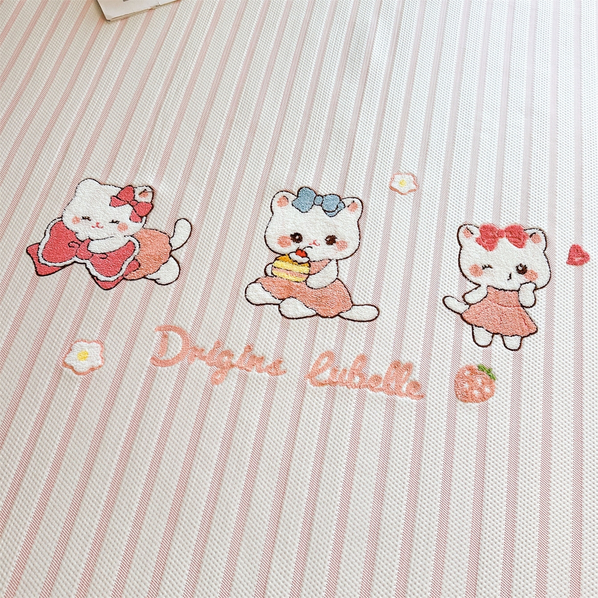 91家纺网 家纺一手货源 找家纺 雯豆家纺 2026新款PE中分子毛巾绣凉席三件套平铺席子卡通绣花条席 软糖小KT-粉