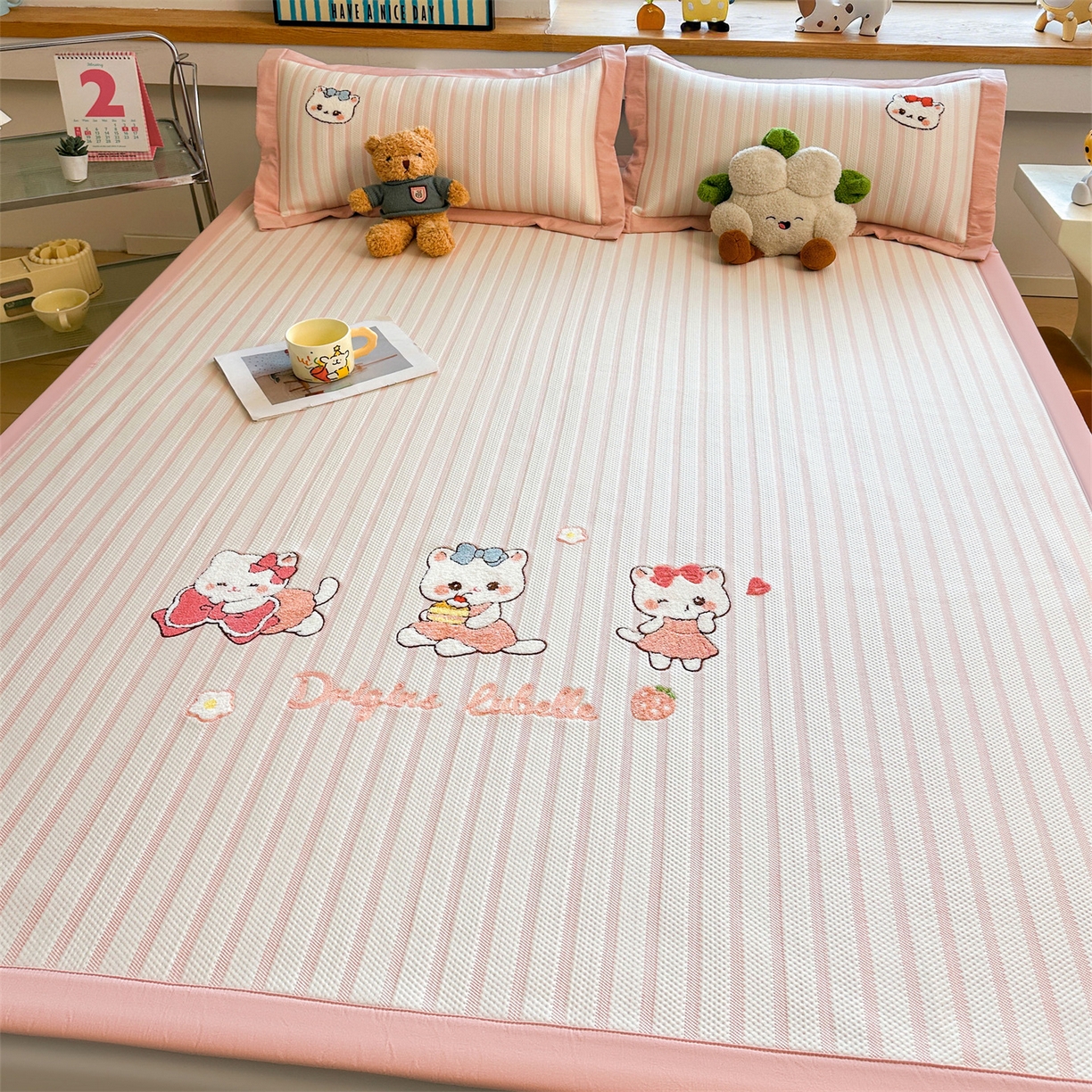 91家纺网 家纺一手货源 找家纺 雯豆家纺 2026新款PE中分子毛巾绣凉席三件套平铺席子卡通绣花条席 软糖小KT-粉