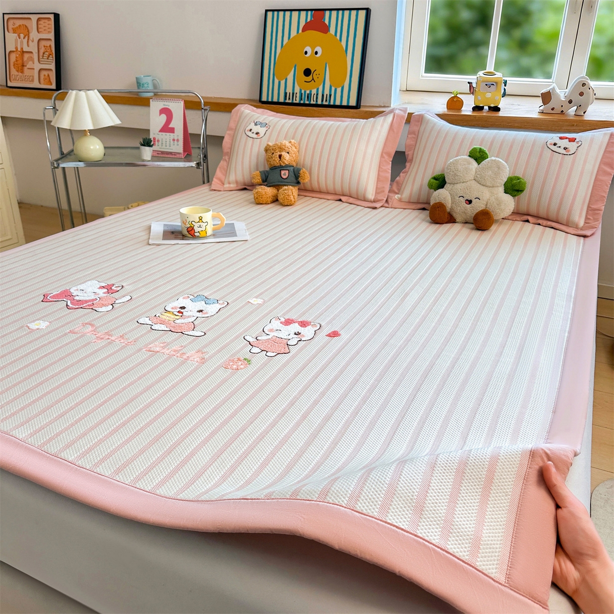 91家纺网 家纺一手货源 找家纺 雯豆家纺 2026新款PE中分子毛巾绣凉席三件套平铺席子卡通绣花条席 软糖小KT-粉