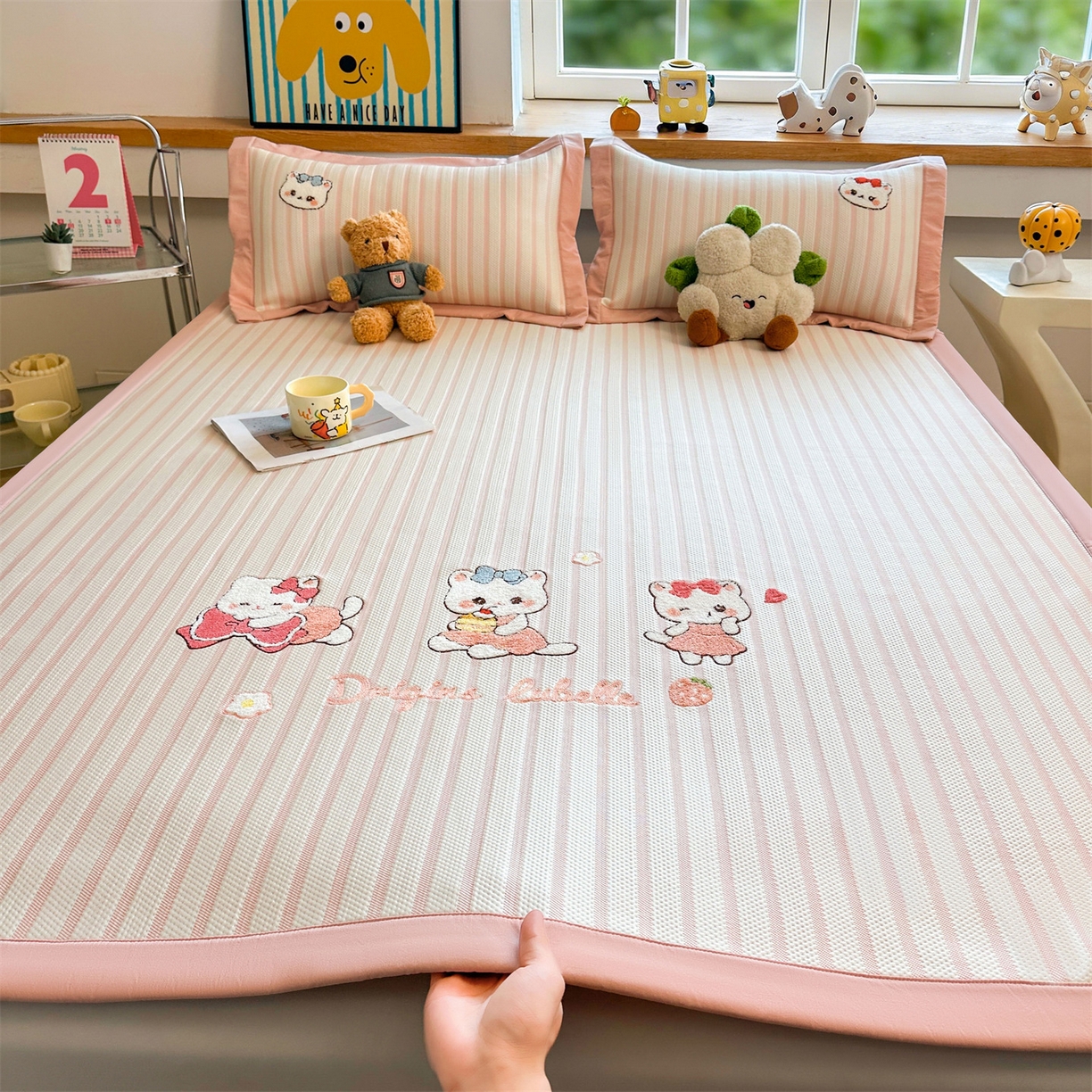 91家纺网 家纺一手货源 找家纺 雯豆家纺 2026新款PE中分子毛巾绣凉席三件套平铺席子卡通绣花条席 软糖小KT-粉