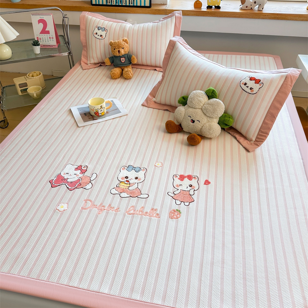 91家纺网 家纺一手货源 找家纺 雯豆家纺 2026新款PE中分子毛巾绣凉席三件套平铺席子卡通绣花条席 软糖小KT-粉