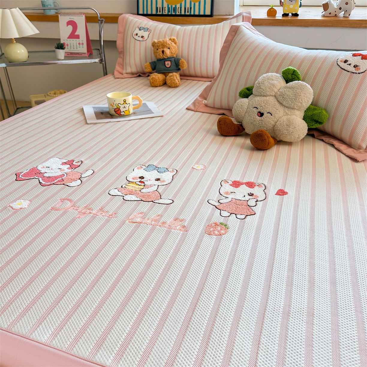 91家纺网 家纺一手货源 找家纺 雯豆家纺 2026新款PE中分子毛巾绣凉席三件套平铺席子卡通绣花条席 软糖小KT-粉