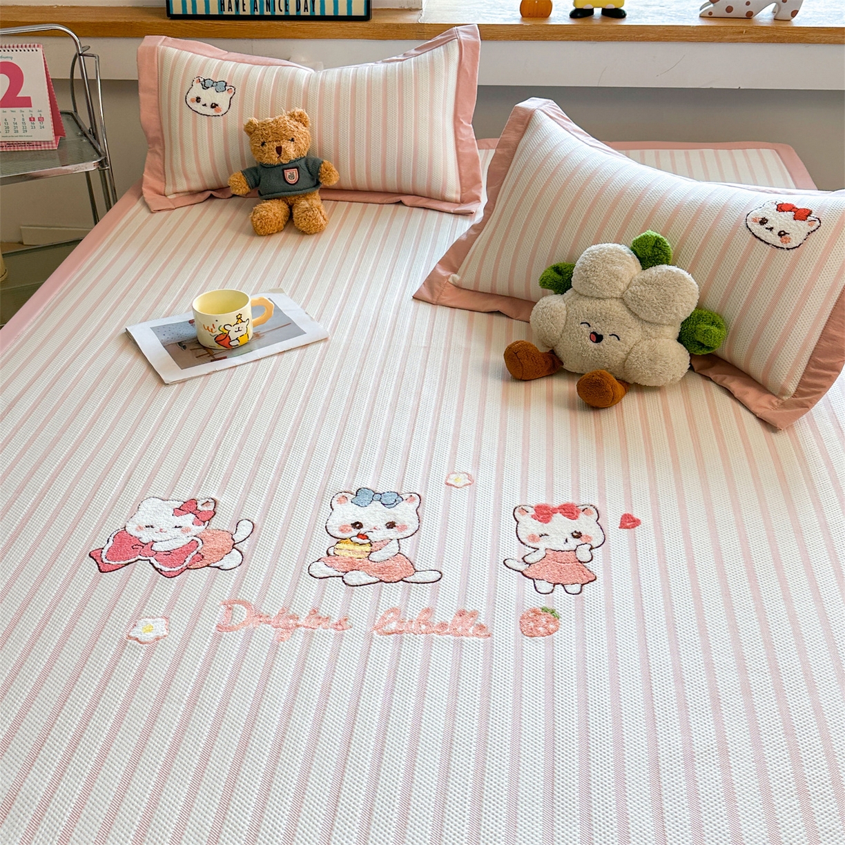 91家纺网 家纺一手货源 找家纺 雯豆家纺 2026新款PE中分子毛巾绣凉席三件套平铺席子卡通绣花条席 软糖小KT-粉