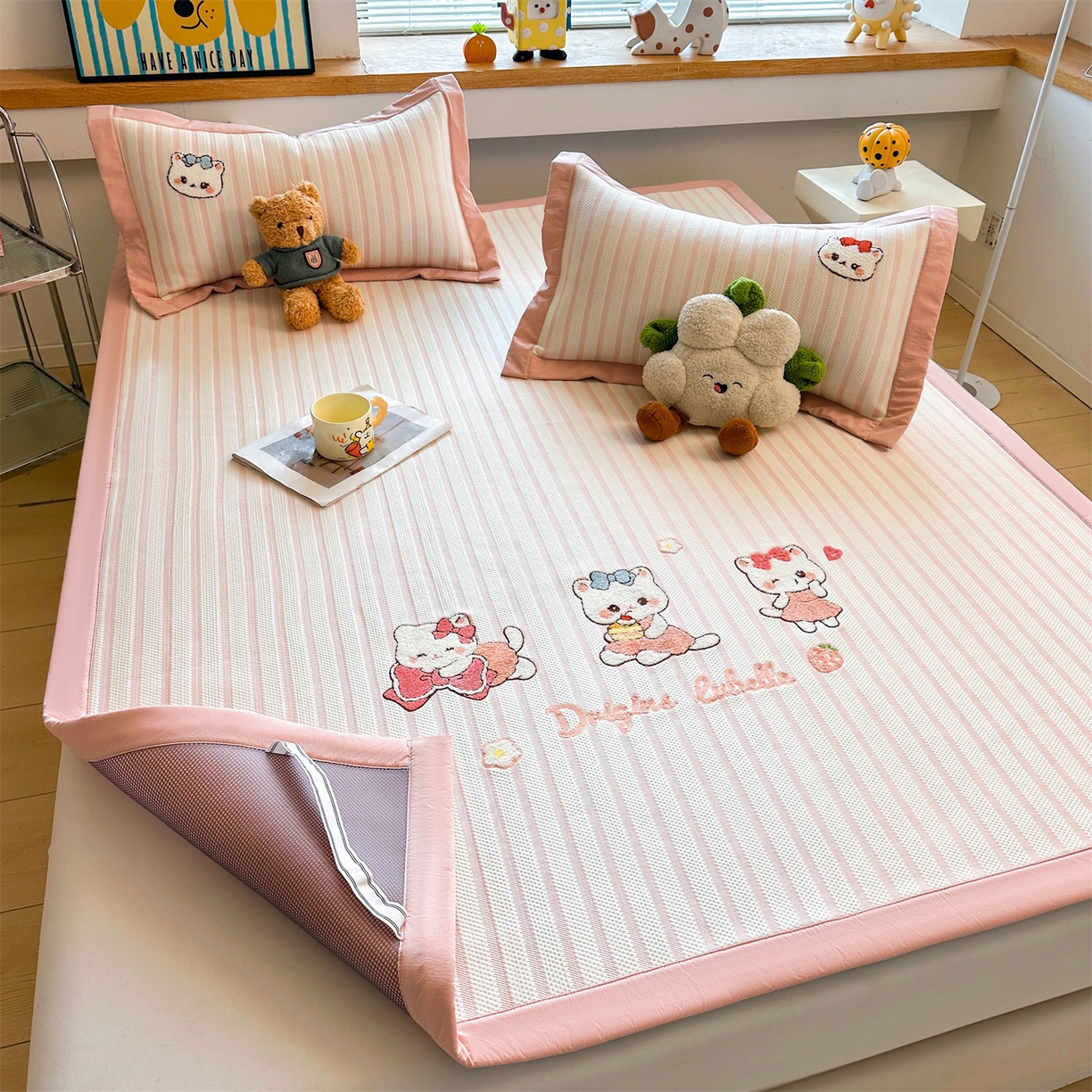 91家纺网 家纺一手货源 找家纺 雯豆家纺 2026新款PE中分子毛巾绣凉席三件套平铺席子卡通绣花条席 软糖小KT-粉