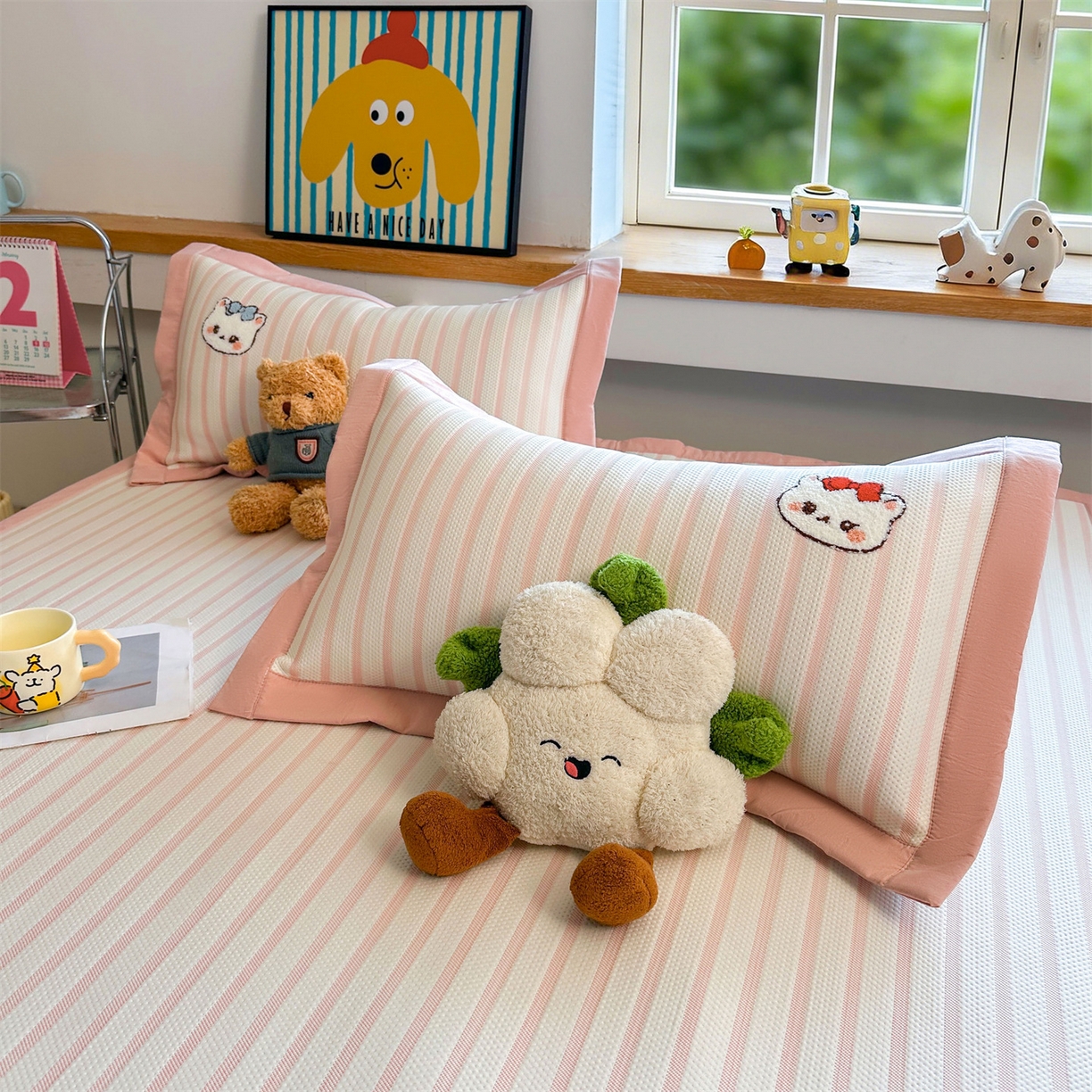 91家纺网 家纺一手货源 找家纺 雯豆家纺 2026新款PE中分子毛巾绣凉席三件套平铺席子卡通绣花条席 软糖小KT-粉