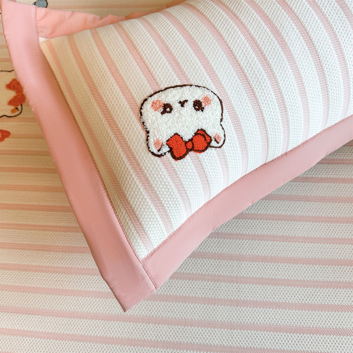 91家纺网 家纺一手货源 找家纺 雯豆家纺 2026新款PE中分子毛巾绣凉席三件套平铺席子卡通绣花条席 软糖小KT-粉