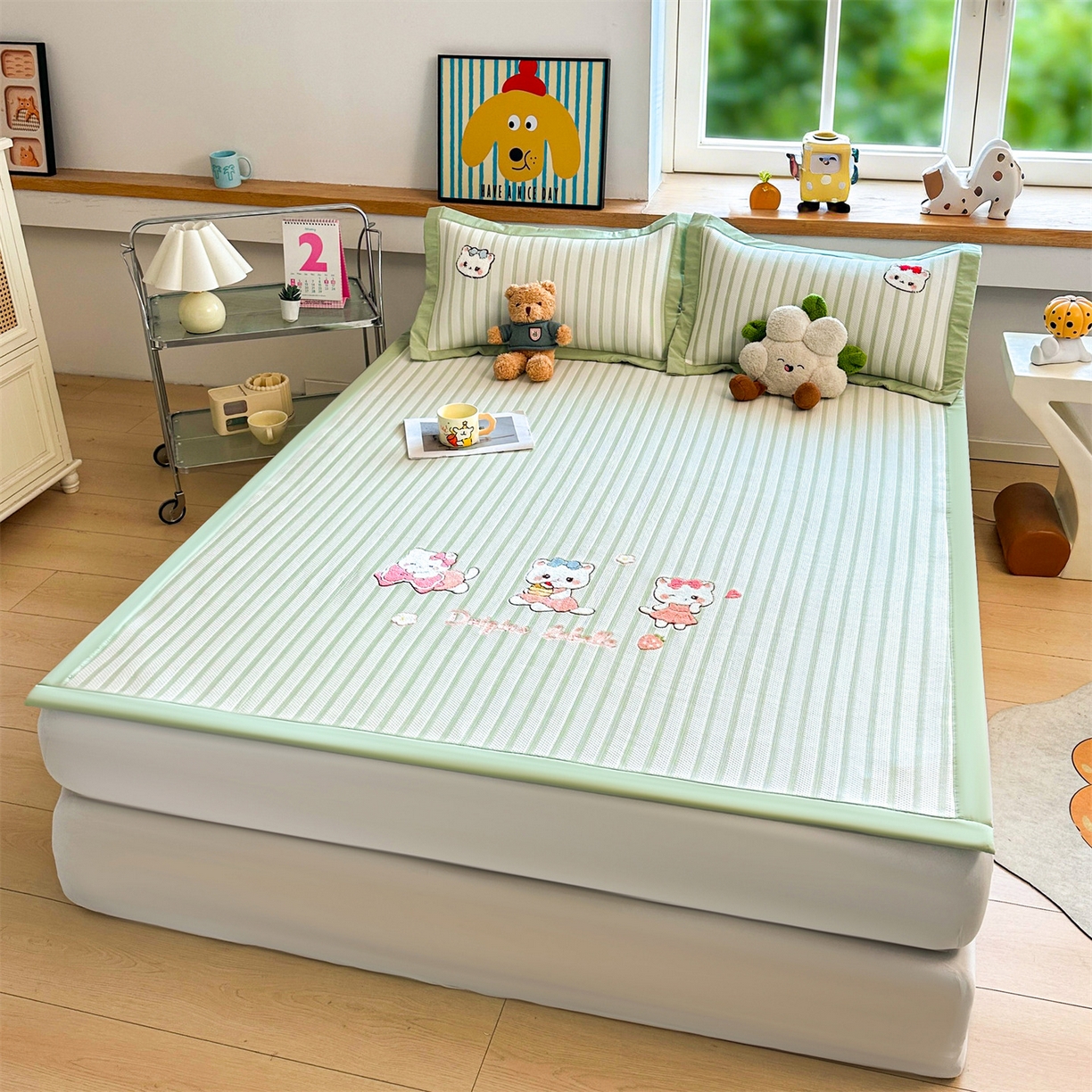 91家纺网 家纺一手货源 找家纺 雯豆家纺 2026新款PE中分子毛巾绣凉席三件套平铺席子卡通绣花条席 软糖小KT-绿