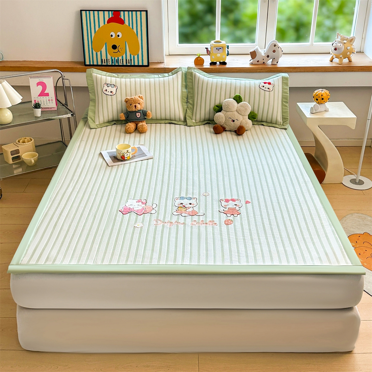 91家纺网 家纺一手货源 找家纺 雯豆家纺 2026新款PE中分子毛巾绣凉席三件套平铺席子卡通绣花条席 软糖小KT-绿