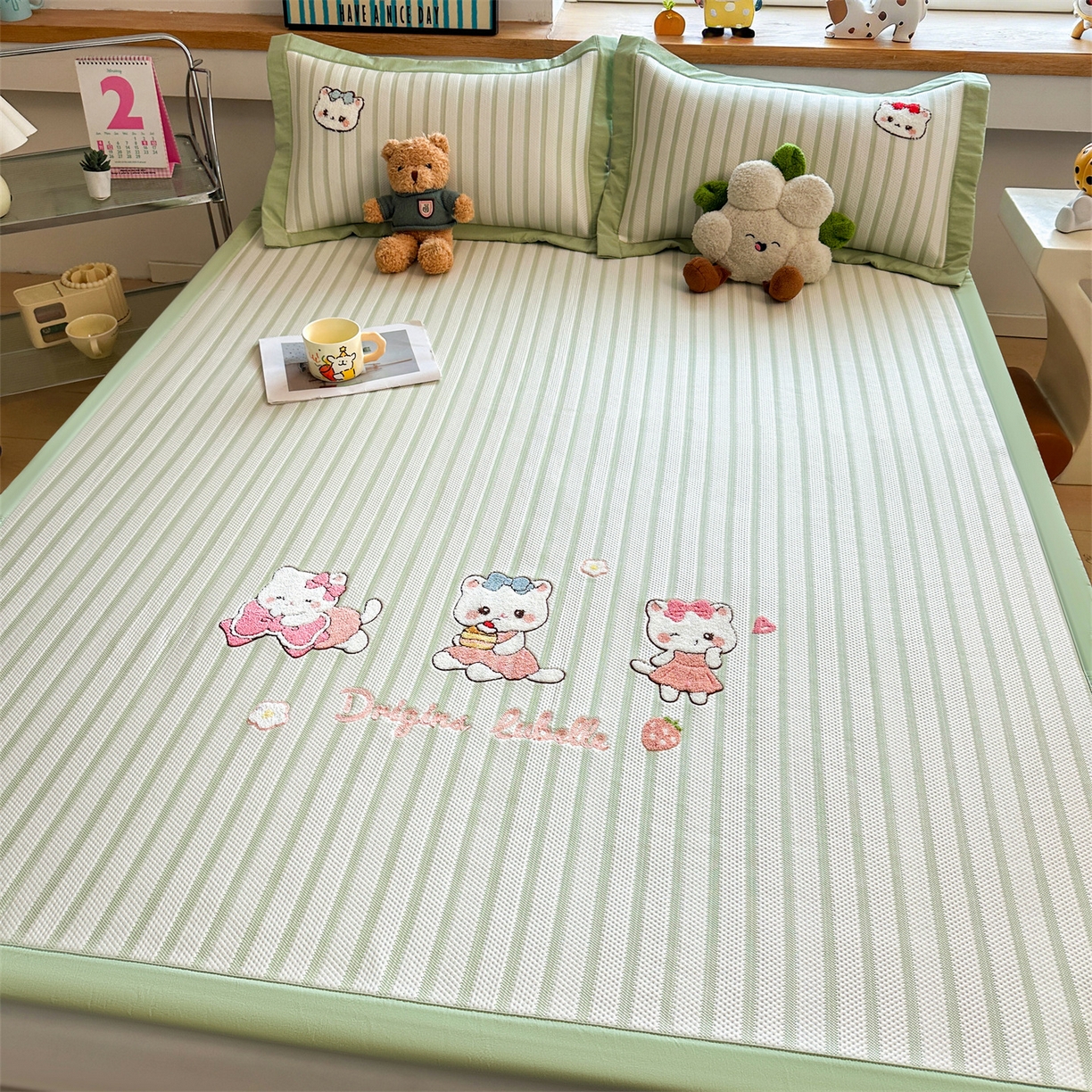 91家纺网 家纺一手货源 找家纺 雯豆家纺 2026新款PE中分子毛巾绣凉席三件套平铺席子卡通绣花条席 软糖小KT-绿