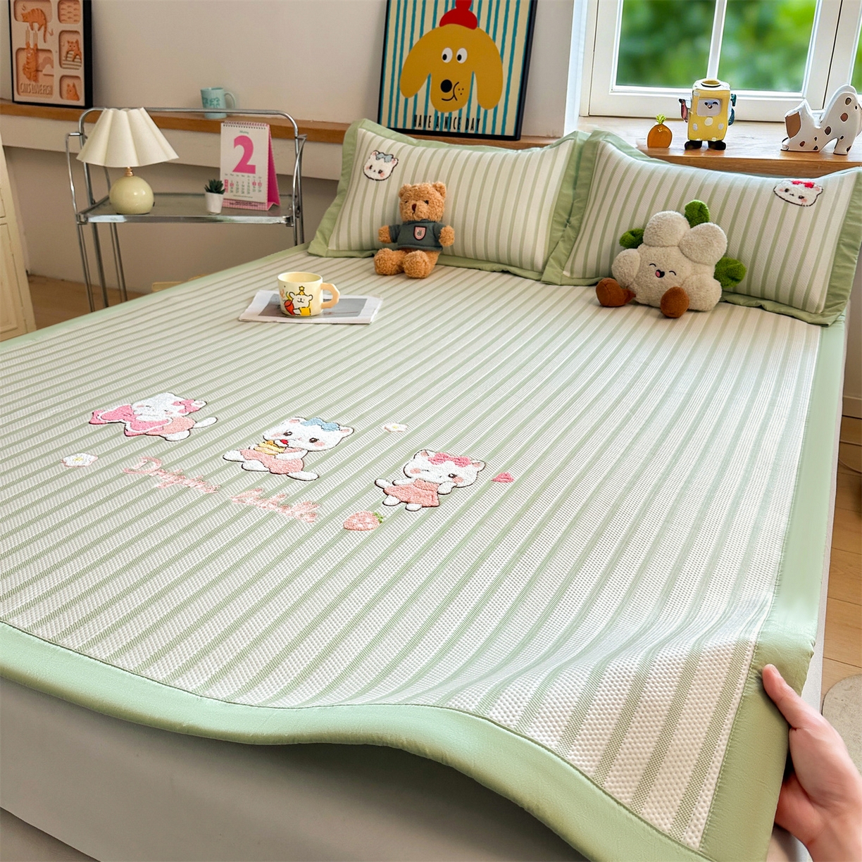 91家纺网 家纺一手货源 找家纺 雯豆家纺 2026新款PE中分子毛巾绣凉席三件套平铺席子卡通绣花条席 软糖小KT-绿