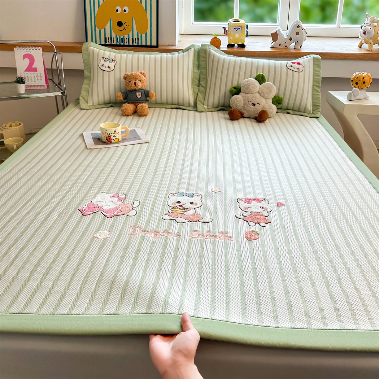 91家纺网 家纺一手货源 找家纺 雯豆家纺 2026新款PE中分子毛巾绣凉席三件套平铺席子卡通绣花条席 软糖小KT-绿