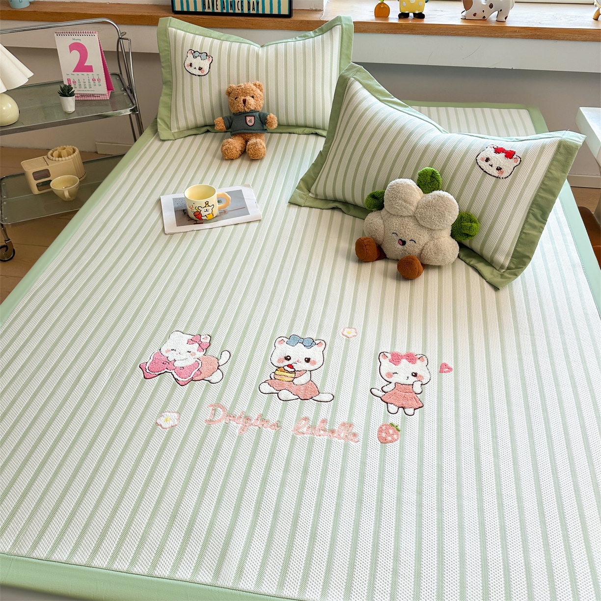 91家纺网 家纺一手货源 找家纺 雯豆家纺 2026新款PE中分子毛巾绣凉席三件套平铺席子卡通绣花条席 软糖小KT-绿