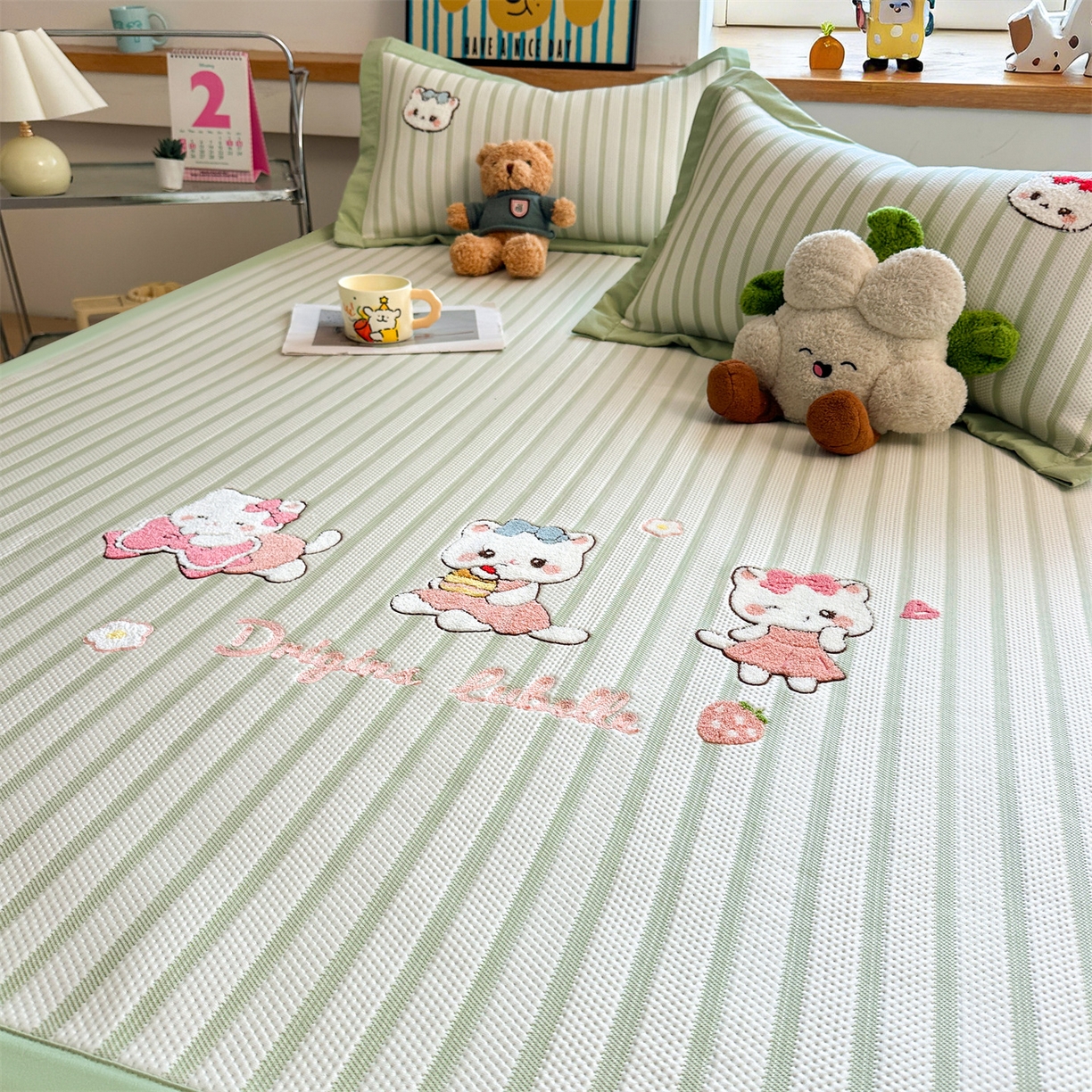 91家纺网 家纺一手货源 找家纺 雯豆家纺 2026新款PE中分子毛巾绣凉席三件套平铺席子卡通绣花条席 软糖小KT-绿