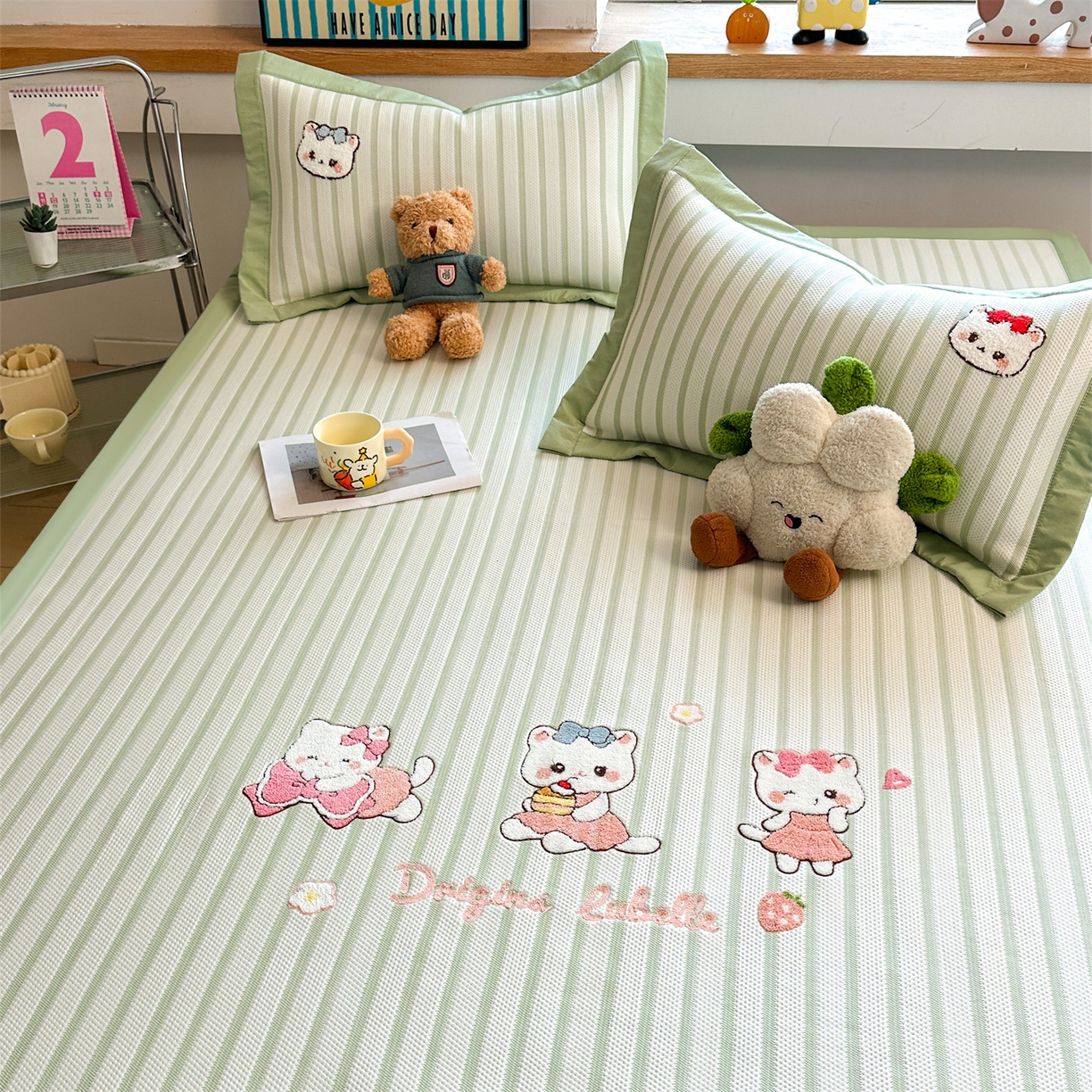 91家纺网 家纺一手货源 找家纺 雯豆家纺 2026新款PE中分子毛巾绣凉席三件套平铺席子卡通绣花条席 软糖小KT-绿