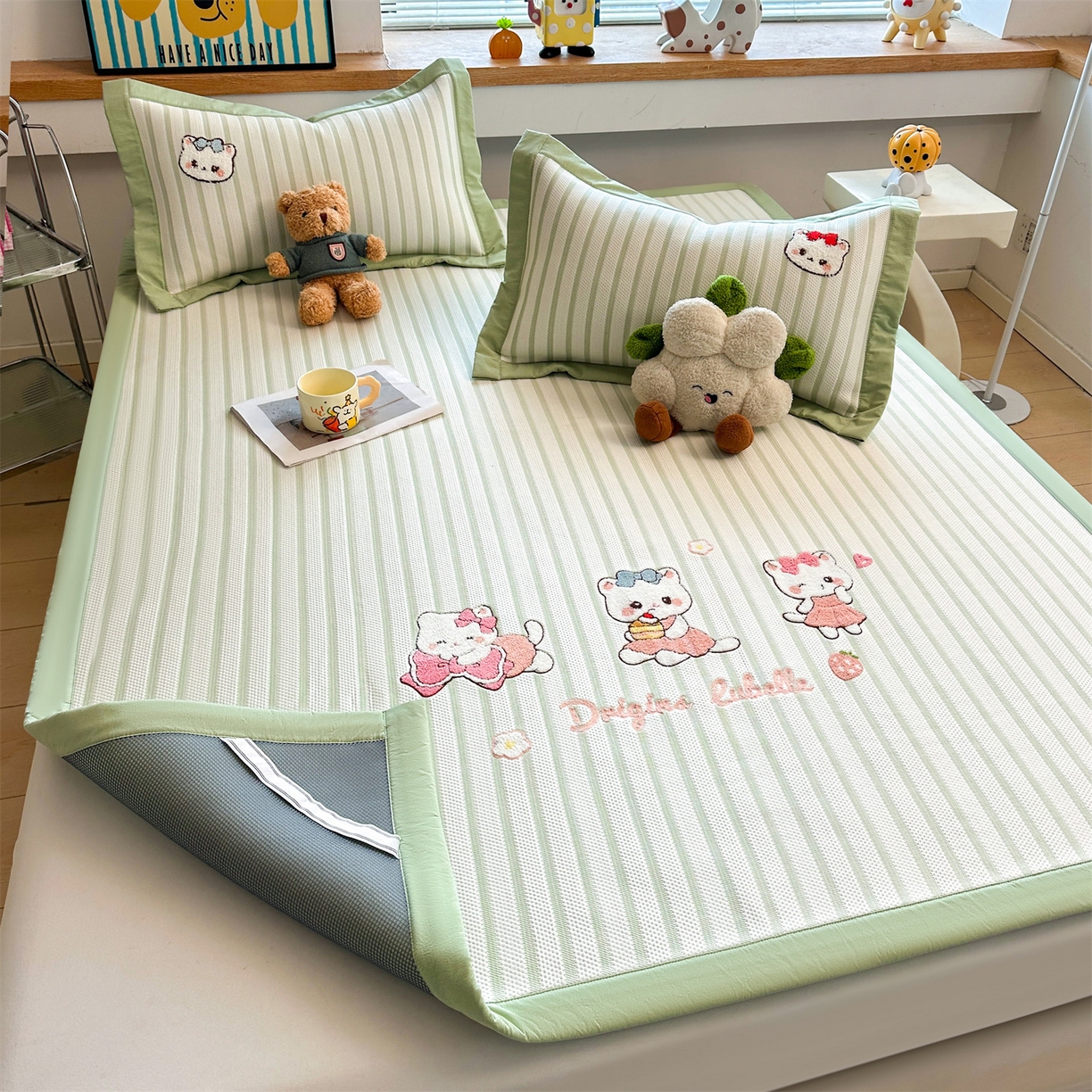 91家纺网 家纺一手货源 找家纺 雯豆家纺 2026新款PE中分子毛巾绣凉席三件套平铺席子卡通绣花条席 软糖小KT-绿