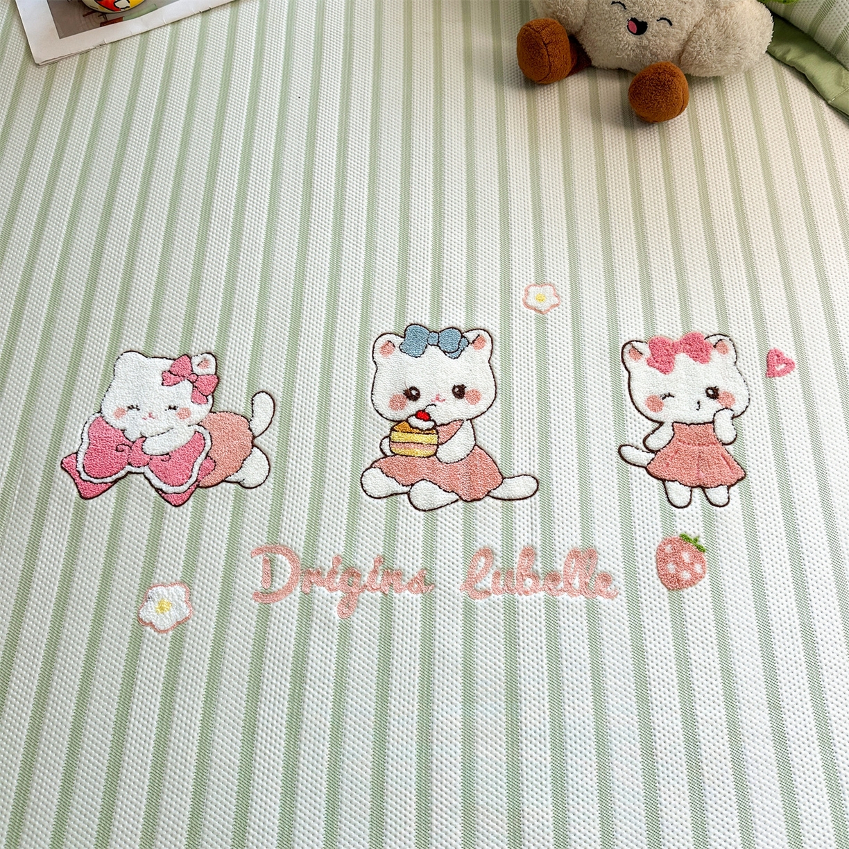 91家纺网 家纺一手货源 找家纺 雯豆家纺 2026新款PE中分子毛巾绣凉席三件套平铺席子卡通绣花条席 软糖小KT-绿